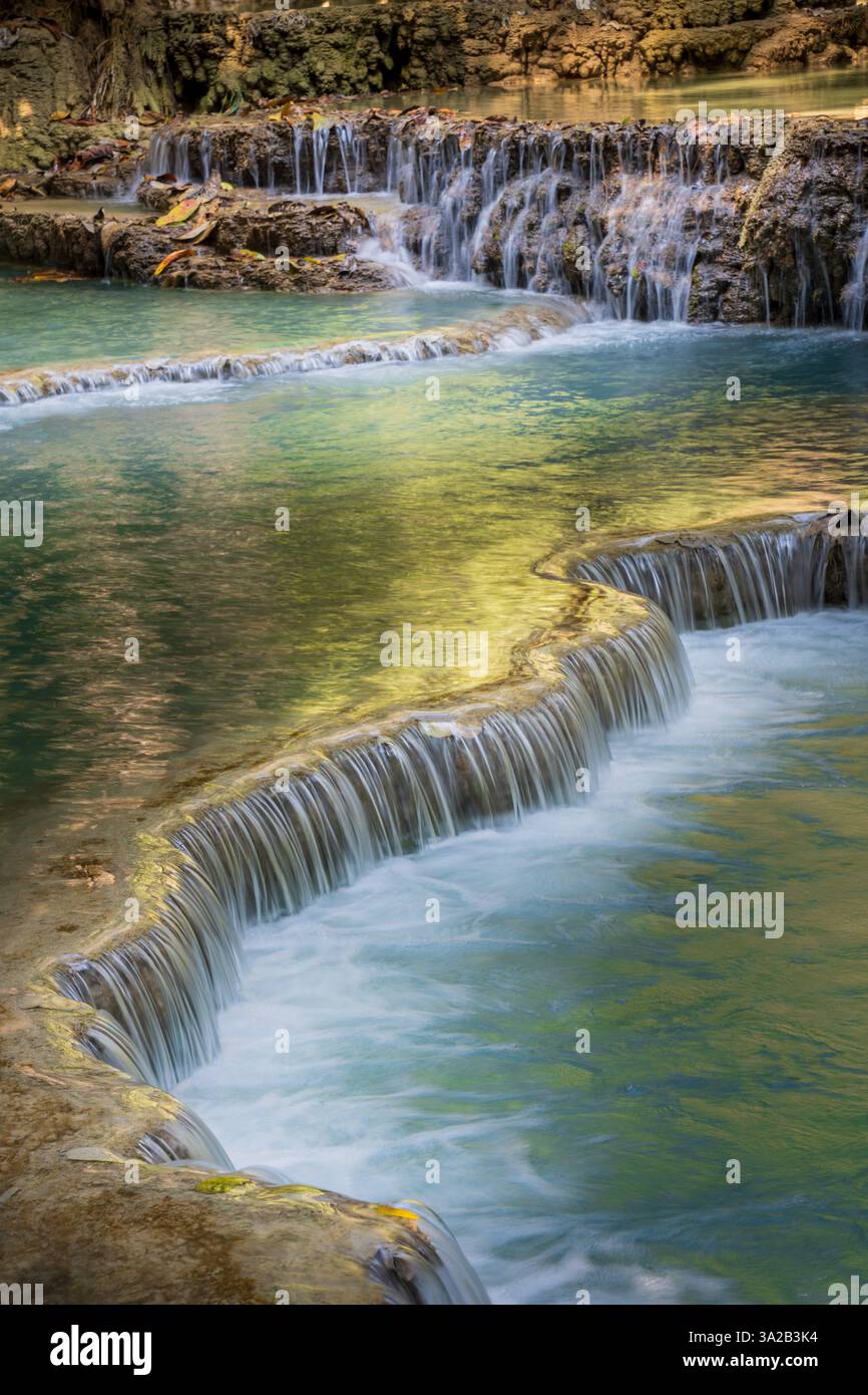 Kuang Si Falls, Luang Prabang, Laos. Türkisfarbene Wasserfälle, natürliche Landschaft, Trockenzeit Stockfoto