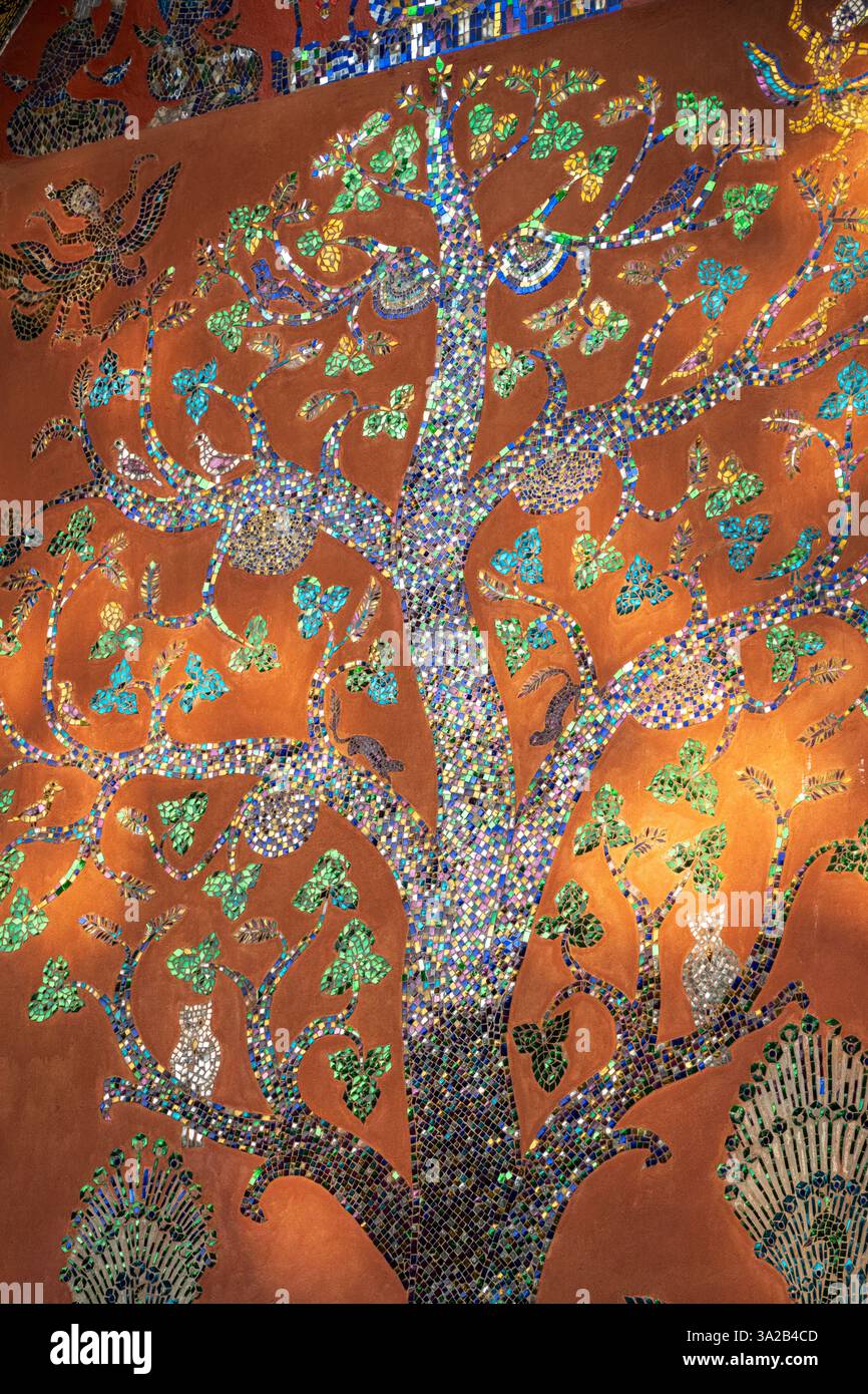 Mosaikkunst aus nächster Nähe, Mosaic Tree of Life, Wat Xieng Thong, Luang Prabang, Laos. Traditionelle Kunst, Tempeldetails Stockfoto