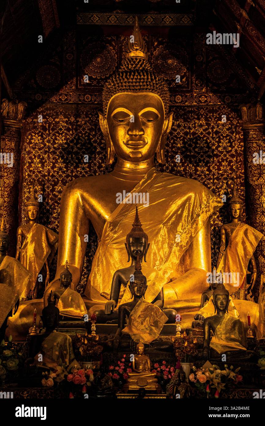 Goldene Buddha-Statuen, Luang Prabang Tempel, Laos. Religiöse Kunst, Innenausstattung Stockfoto