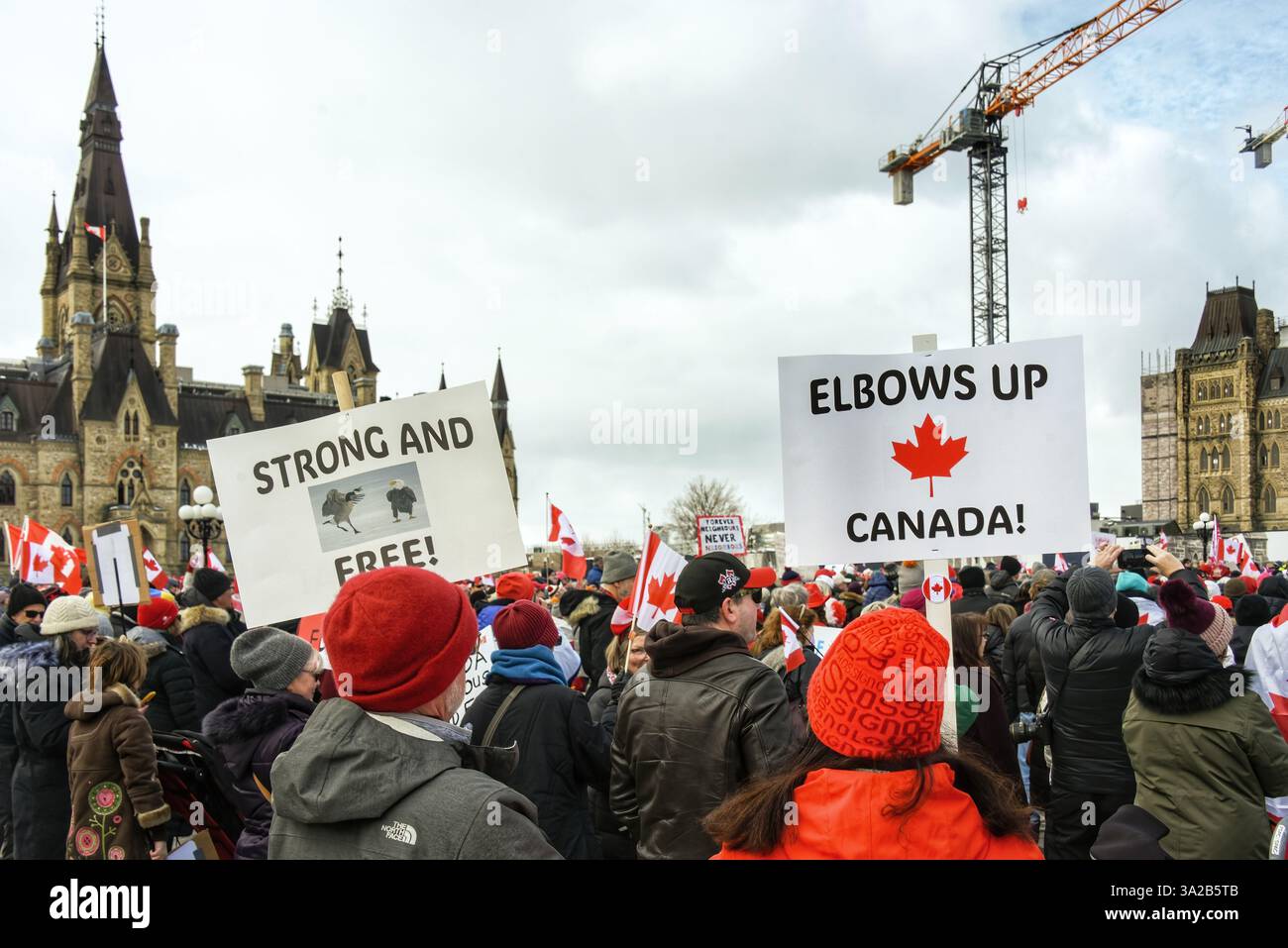 Ottawa, Kanada - 9. März 2025: Eine große Menschenmenge versammelt sich auf dem Parliament Hill zur Veranstaltung Elbows Up, um Kanada zu feiern und seine Souveränität zu bekräftigen. Es gab viele Anzeichen, die die Unterstützung Kanadas zeigen und die US-Zölle und Trumps Drohung, Kanada zu beschwören, verurteilen. Stockfoto
