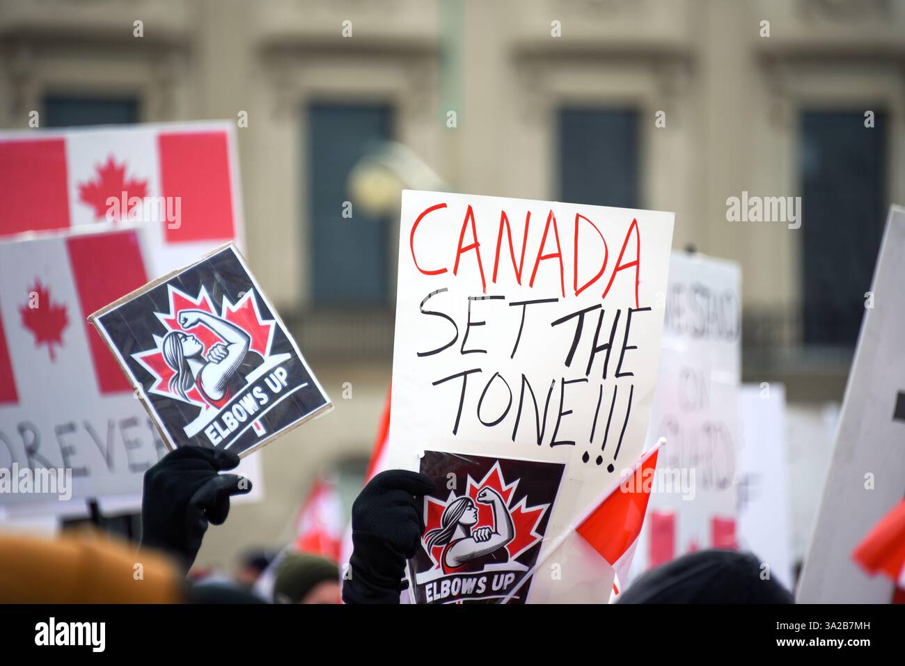 Ottawa, Kanada - 9. März 2025: Eine große Menschenmenge versammelt sich auf dem Parliament Hill zur Veranstaltung Elbows Up, um Kanada zu feiern und seine Souveränität zu bekräftigen. Es gab viele Anzeichen, die die Unterstützung Kanadas zeigen und die US-Zölle und Trumps Drohung, Kanada zu beschwören, verurteilen. Set the tone ist ein beliebter Satz in der kanadischen Show Shoresy. Stockfoto