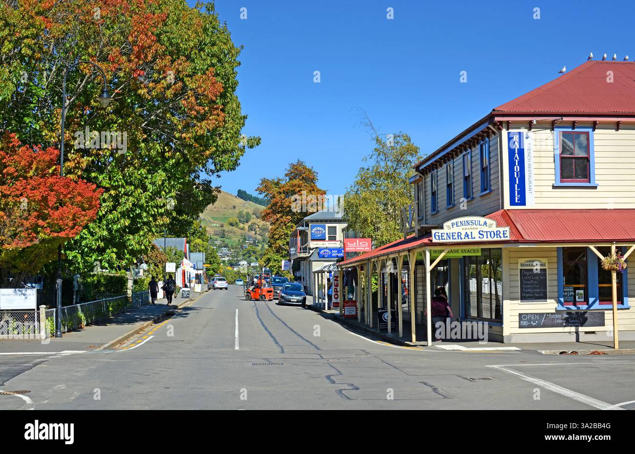 Akaroa, Neuseeland - April 09, 2019: Die Hauptstraße von Akaroa im Herbst einschließlich der restaurierten historischen General Store Gebäude. Stockfoto