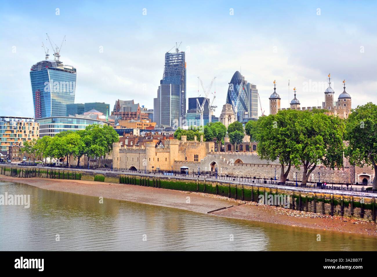 Wahrzeichen Londons Gebäude, darunter der Tower of London und der Gherkin am Ufer der Themse. Stockfoto