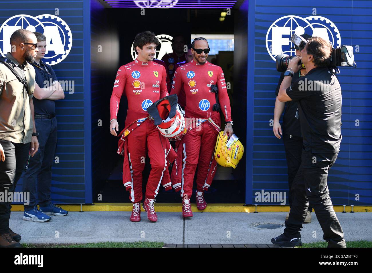 MELBOURNE, AUSTRALIEN, 13. März 2025. Im Bild: Ferrari Formel-1-Pilot Charles Leclerc (MCO) und Teamkollege Lewis Hamilton (GBR) verlassen gemeinsam die FIA-Region bei der australischen Runde der Formel-1-Weltmeisterschaft 2025. Karl Phillipson / Alamy Live News Stockfoto