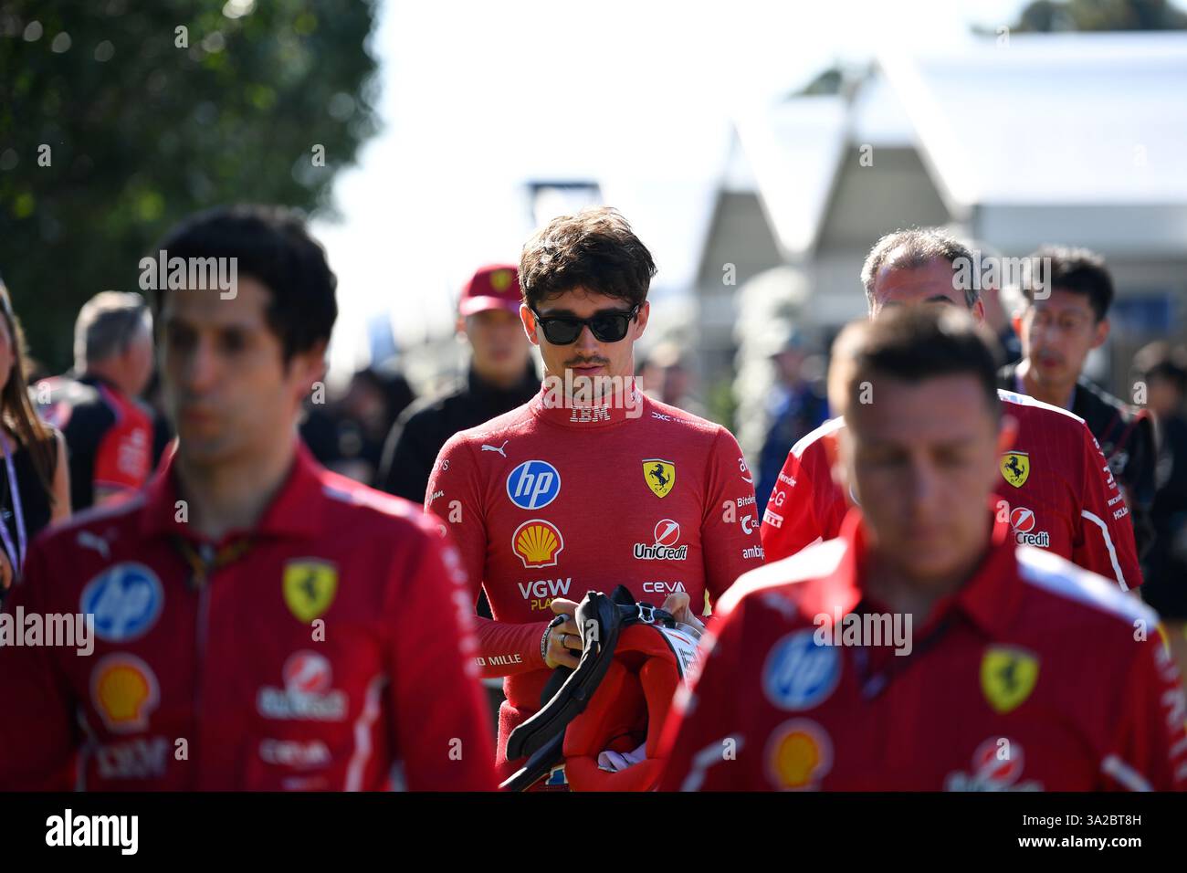 MELBOURNE, AUSTRALIEN, 13. März 2025. Im Bild: Ferrari Formel-1-Fahrer Charles Leclerc (MCO) spaziert durch das F1-Fahrerlager bei der australischen Runde der Formel-1-Weltmeisterschaft 2025. Karl Phillipson / Alamy Live News Stockfoto