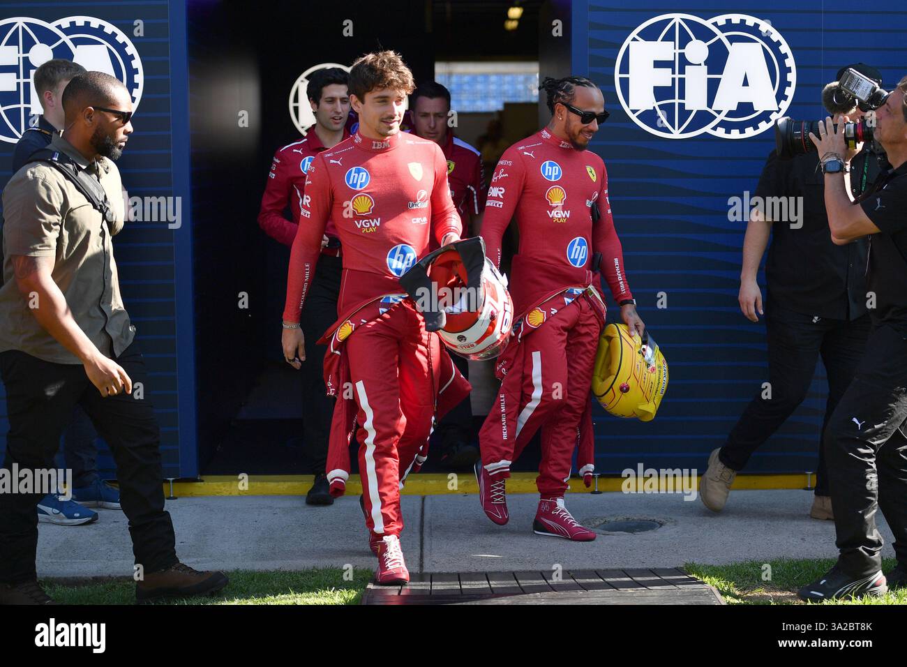 MELBOURNE, AUSTRALIEN, 13. März 2025. Im Bild: Ferrari Formel-1-Pilot Charles Leclerc (MCO) und Teamkollege Lewis Hamilton (GBR) verlassen gemeinsam die FIA-Region bei der australischen Runde der Formel-1-Weltmeisterschaft 2025. Karl Phillipson / Alamy Live News Stockfoto