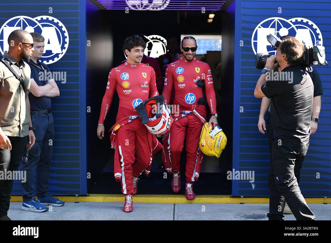 MELBOURNE, AUSTRALIEN, 13. März 2025. Im Bild: Ferrari Formel-1-Pilot Charles Leclerc (MCO) und Teamkollege Lewis Hamilton (GBR) verlassen gemeinsam die FIA-Region bei der australischen Runde der Formel-1-Weltmeisterschaft 2025. Karl Phillipson / Alamy Live News Stockfoto