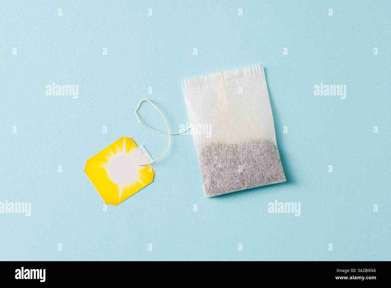 Draufsicht des Teebeutels auf blauem Hintergrund Stockfoto