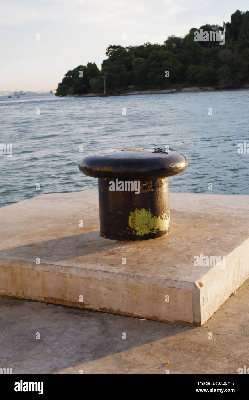 Festmacherpfosten zum Befestigen der Seile von Schiffen, wenn sie im Hafen von Merak angedockt sind Stockfoto