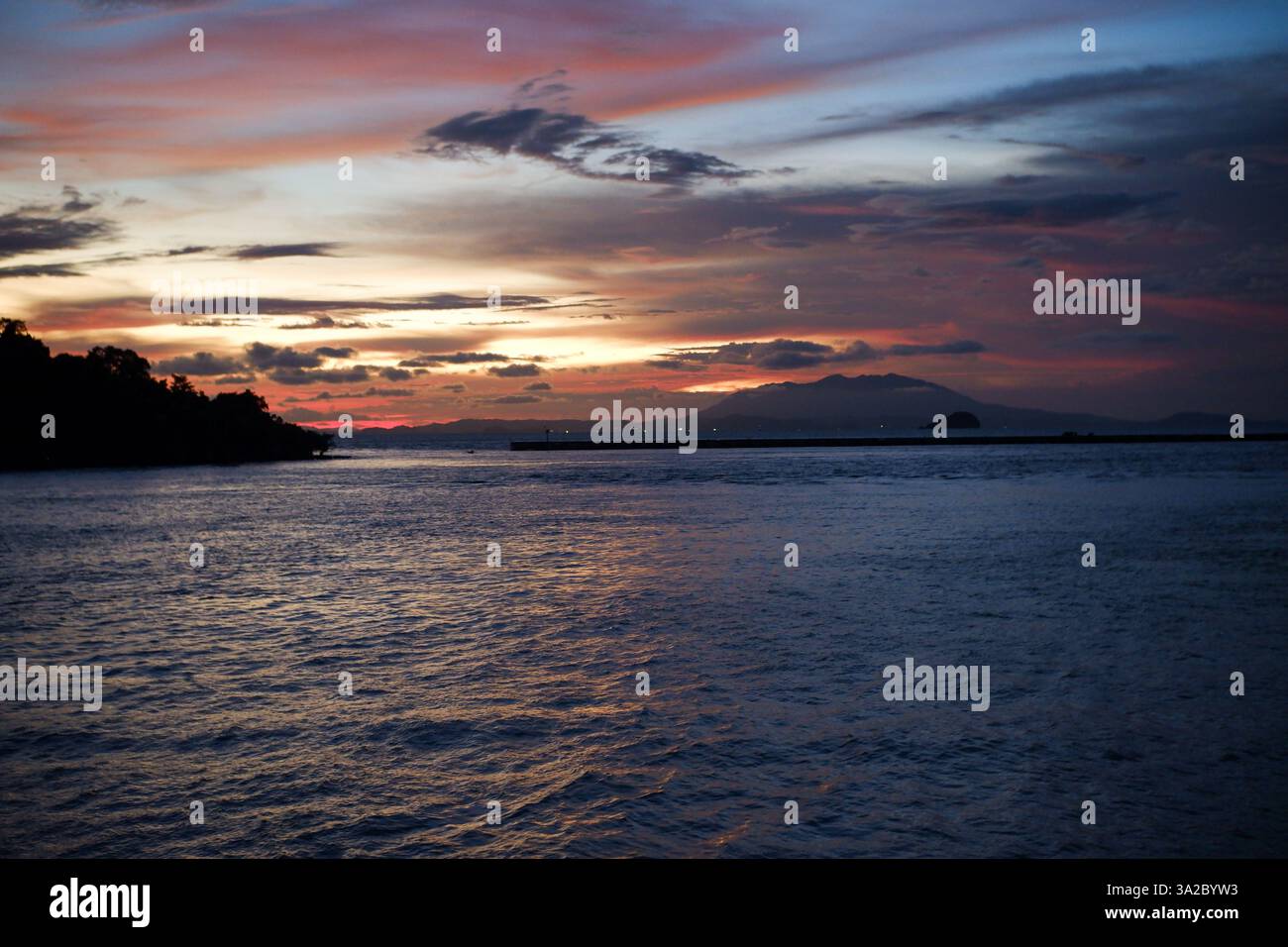 Blick auf das Meer am späten Nachmittag vom Hafen von Merak in der Sunda Strait, Indonesien Stockfoto
