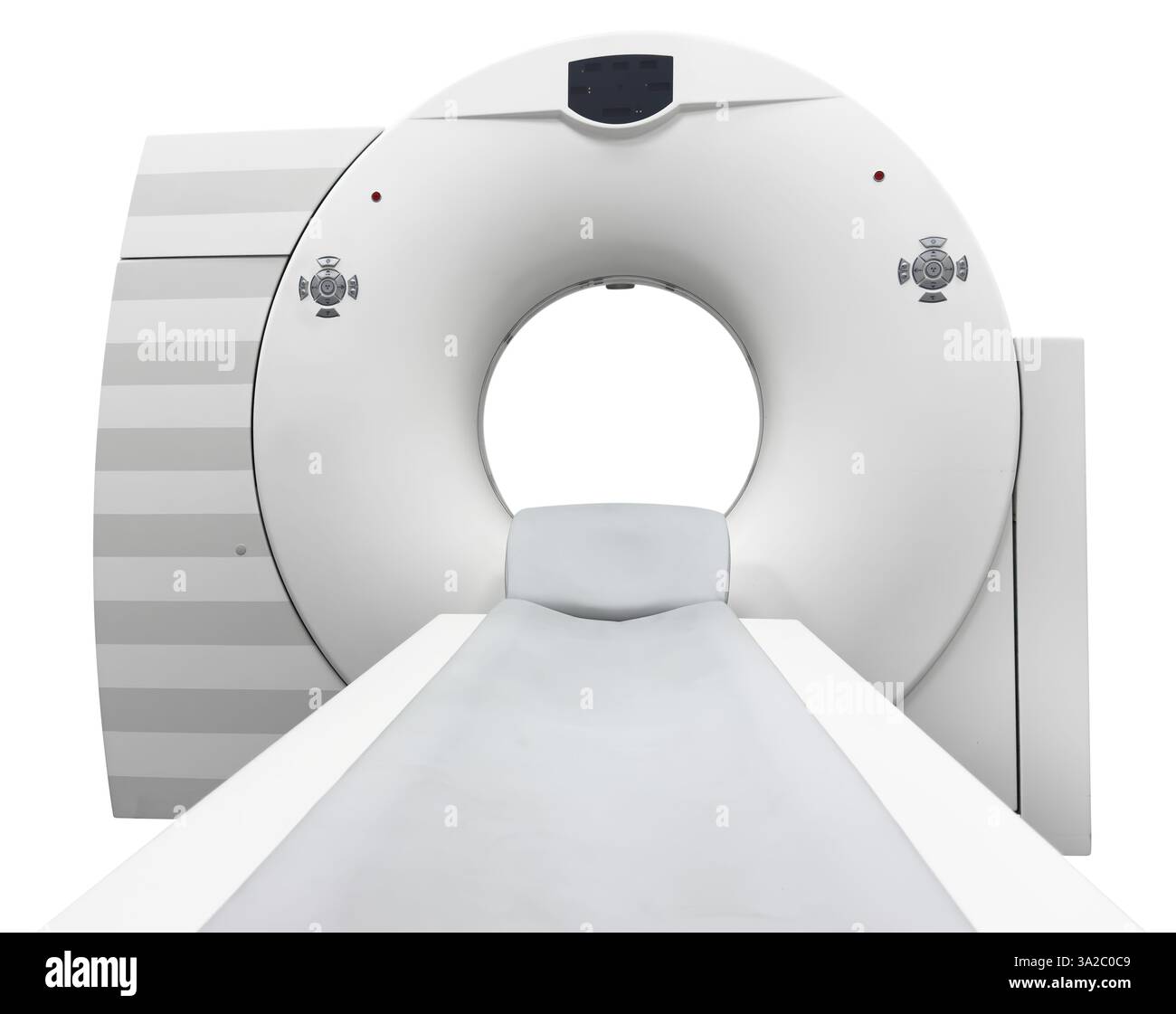 CT-Scan ( Computertomographie ) isoliert auf weißem Hintergrund. Computertomographie mit Mehrdetektor-CT-Scanner. CT-Scangerät Stockfoto
