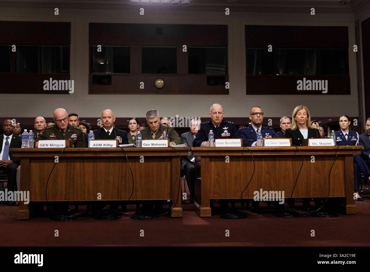 (Von links nach rechts) General James J. Mingus, stellvertretender Stabschef der Armee, Admiral James W. Kilby, stellvertretender Stabschef der Marineeinsätze, General Christopher J. Mahoney, stellvertretender Kommandant des Marinekorps, General Michael A. Guetlein, stellvertretender Stabschef der Raumfahrteinsätze, Lieutenant General Adrian L. Spanien, stellvertretender Stabschef der Luftwaffe, und Frau Diana C. Maurer, Direktorin der Abteilung Verteidigungsfähigkeiten und Management im Amt für Rechenschaftspflicht der Regierung, Zeugen Sie vor dem Senatsausschuss für Armed Services während einer Anhörung zur Verteidigungsbereitschaft in Washington DC am Mittwoch, den 12. März 202 Stockfoto