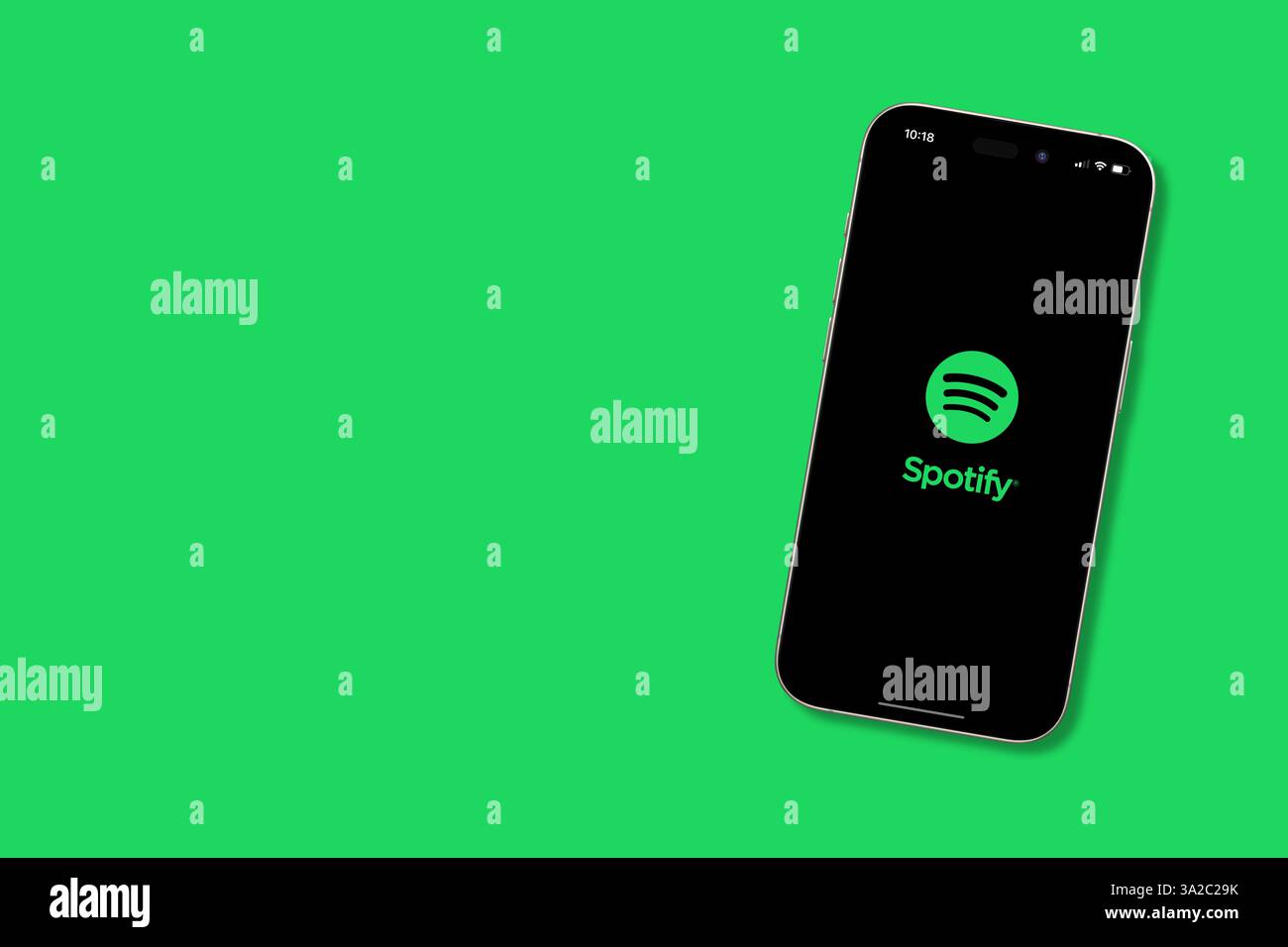 Antalya, Türkei – 3. März 2025: Logo der Spotify Music App auf dem Smartphone-Bildschirm des iPhone 16 Pro Stockfoto