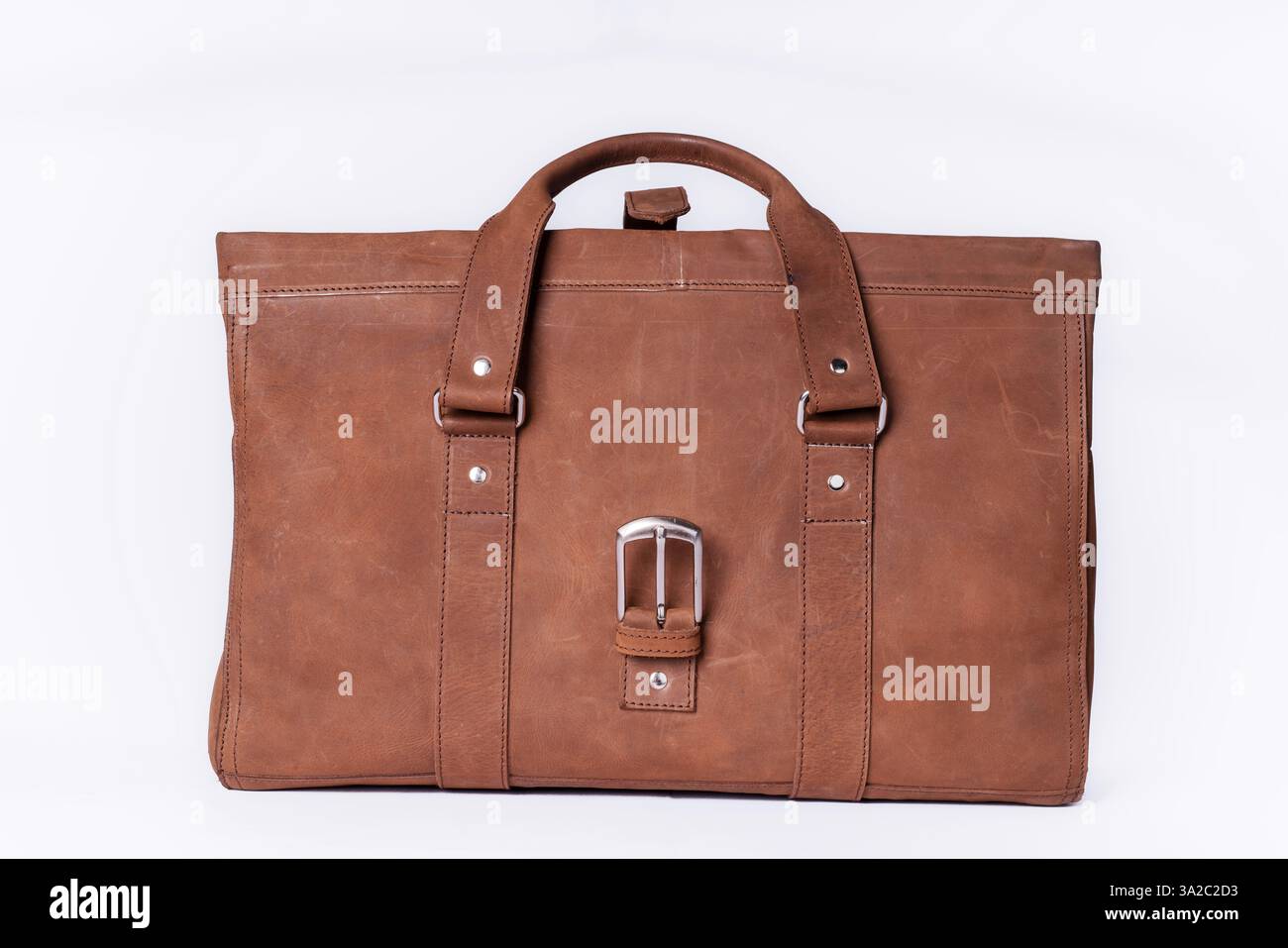 Handgefertigte Ledertasche mit hochwertiger Qualität, reichhaltiger Textur und zeitlosem Stil, perfekt für Mode, Reisen und Lifestyle-Marketing. Stockfoto