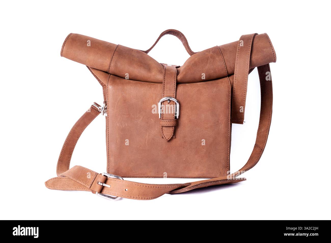 Handgefertigte Ledertasche mit hochwertiger Qualität, reichhaltiger Textur und zeitlosem Stil, perfekt für Mode, Reisen und Lifestyle-Marketing. Stockfoto