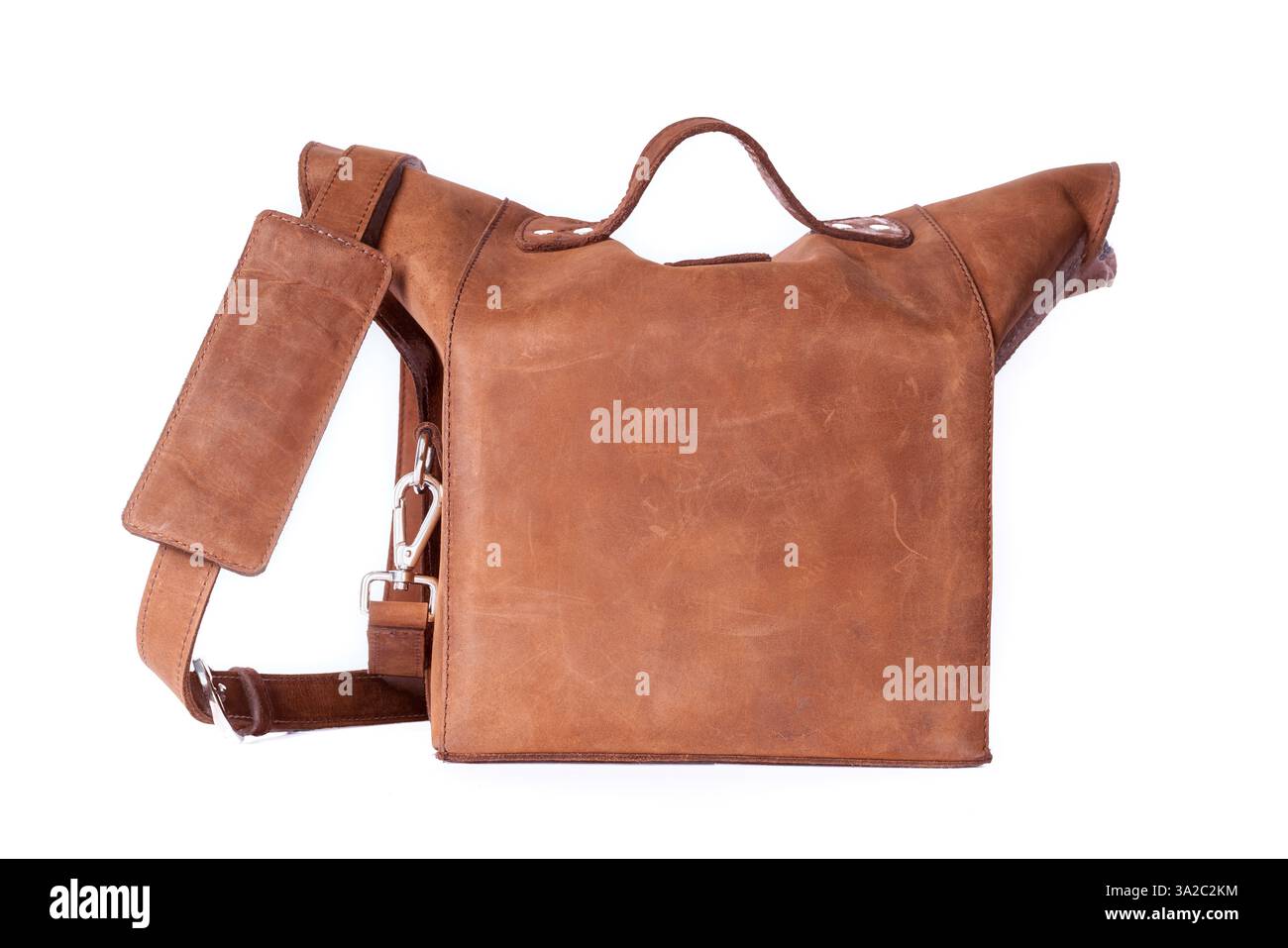 Handgefertigte Ledertasche mit hochwertiger Qualität, reichhaltiger Textur und zeitlosem Stil, perfekt für Mode, Reisen und Lifestyle-Marketing. Stockfoto