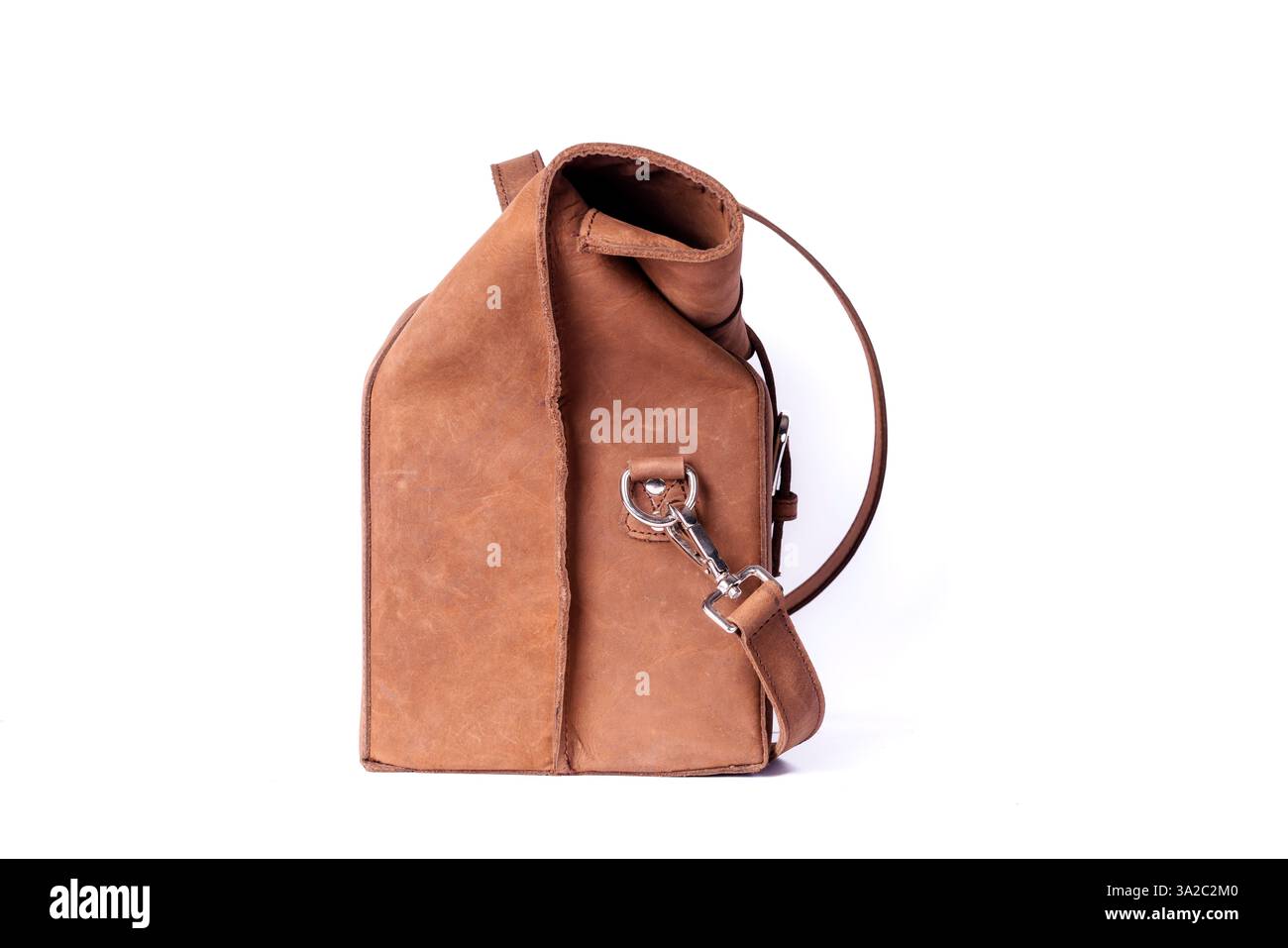 Handgefertigte Ledertasche mit hochwertiger Qualität, reichhaltiger Textur und zeitlosem Stil, perfekt für Mode, Reisen und Lifestyle-Marketing. Stockfoto