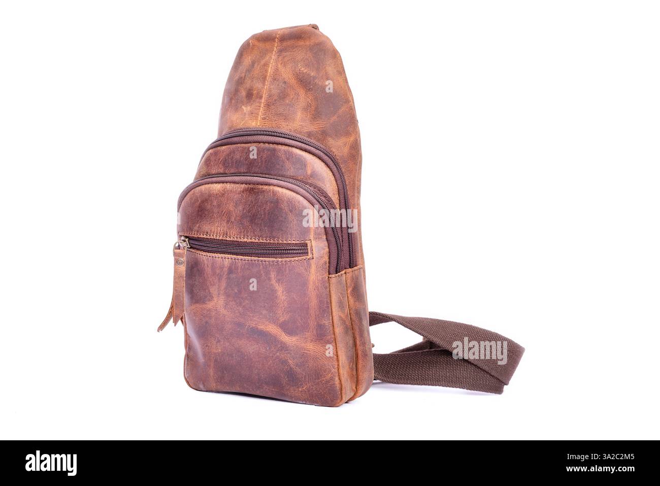 Handgefertigte Ledertasche mit hochwertiger Qualität, reichhaltiger Textur und zeitlosem Stil, perfekt für Mode, Reisen und Lifestyle-Marketing. Stockfoto
