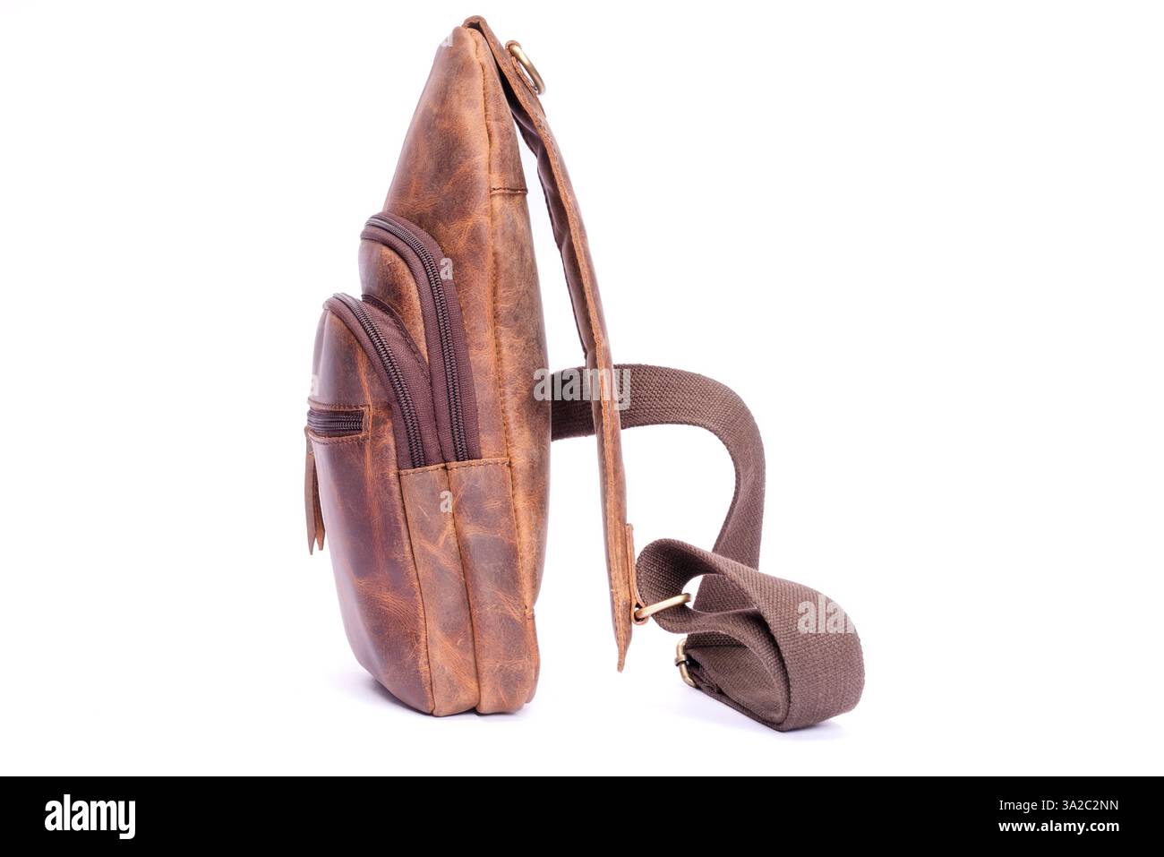 Handgefertigte Ledertasche mit hochwertiger Qualität, reichhaltiger Textur und zeitlosem Stil, perfekt für Mode, Reisen und Lifestyle-Marketing. Stockfoto