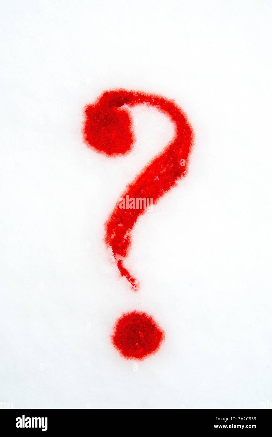 Ein leuchtend rotes Fragezeichen ist auf einer glatten weißen Oberfläche mit rotem Pulver geformt, das das visuelle Interesse erhöht und Neugier weckt. Stockfoto