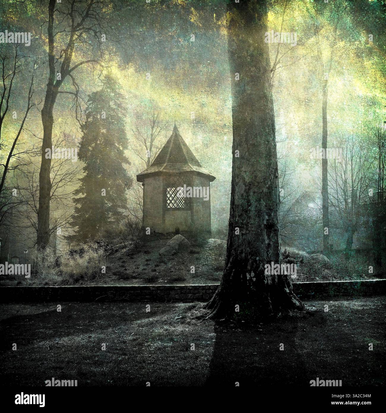 Kiosk inmitten von nebelbelbeladenen Bäumen in einem ruhigen französischen Park mit strukturiertem Effekt Stockfoto