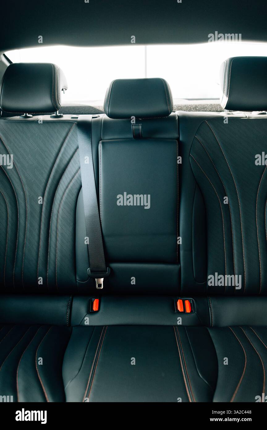 Leere, saubere, dunkle Autositze in einer modernen Limousine mit isolierten Fenstern. Hochwertige Fotos Stockfoto