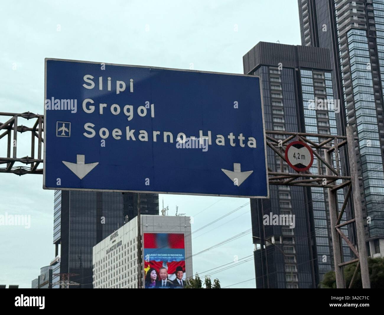 Jakarta, Indonesien. März 2025. Ein Schild weist auf den Flughafen von Jakarta, den Flughafen Soekarno-Hatta. Vermerk: Carola Frentzen/dpa/Alamy Live News Stockfoto