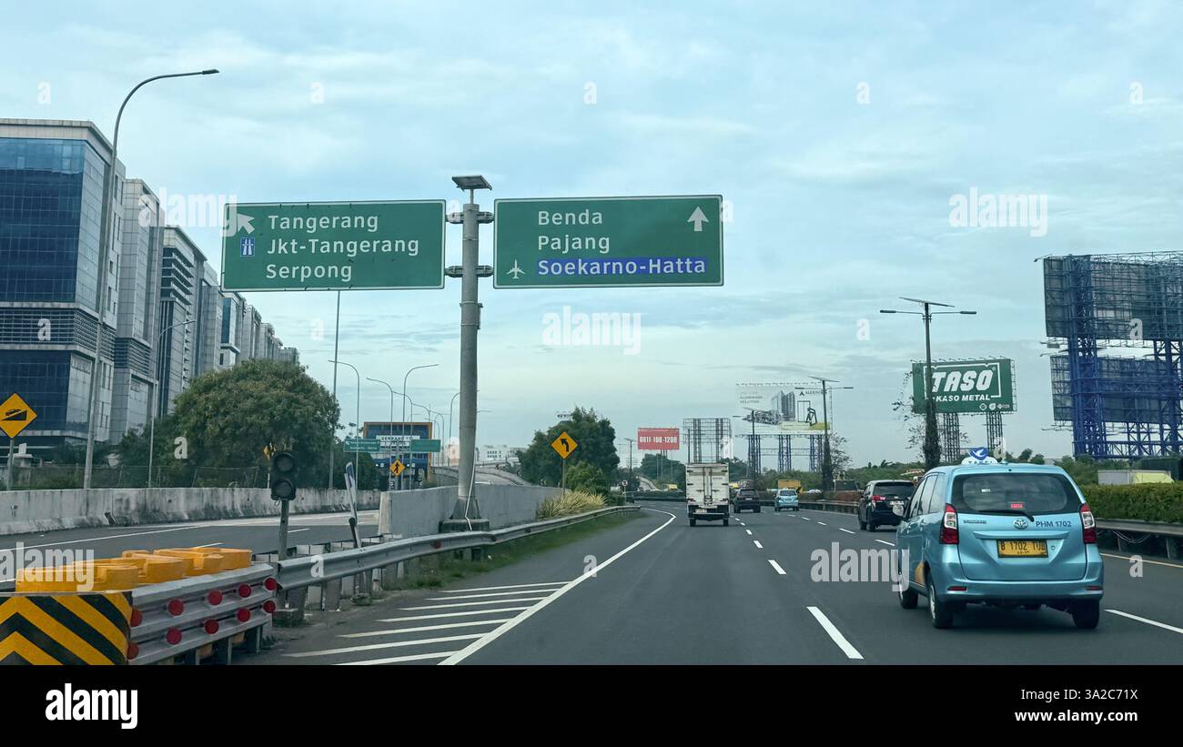 Jakarta, Indonesien. März 2025. Ein Schild weist auf den Flughafen von Jakarta, den Flughafen Soekarno-Hatta. Vermerk: Carola Frentzen/dpa/Alamy Live News Stockfoto