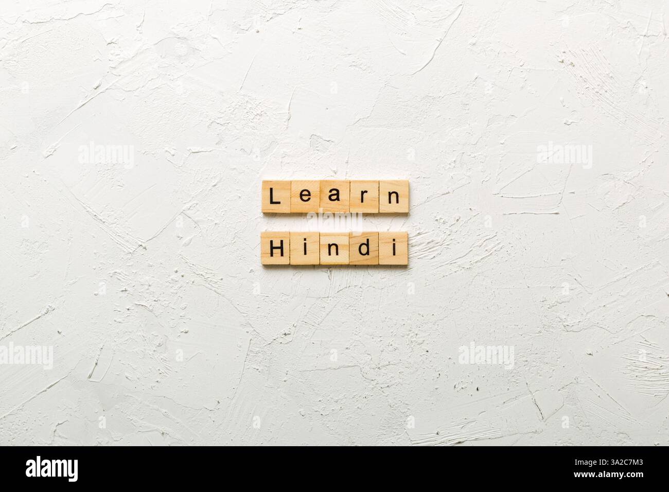 Lernen Sie Hindi Wort auf Holzblock geschrieben. Hindi-Text auf Tisch lernen, Konzept. Stockfoto