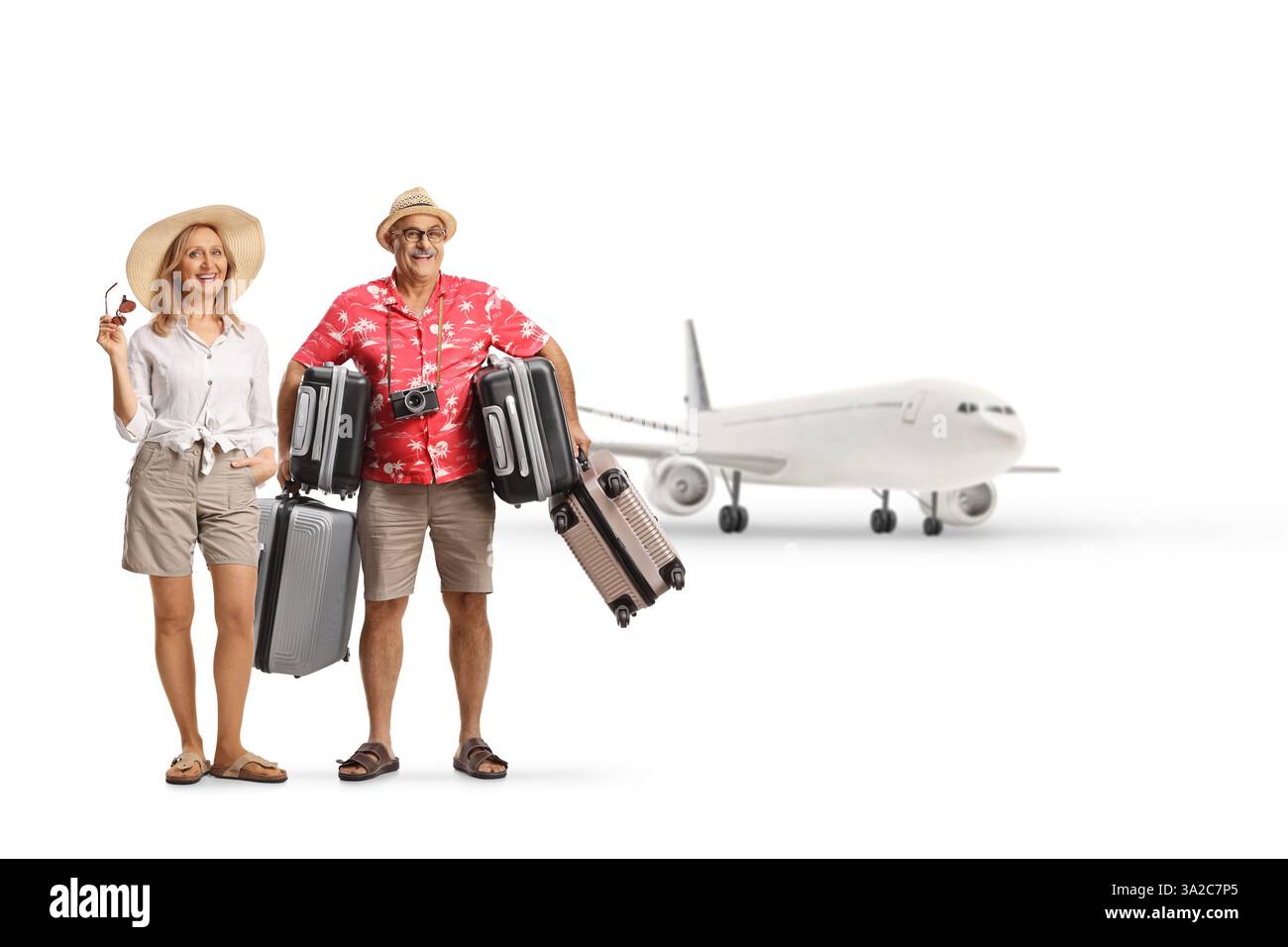 Weibliche Touristen mit ihrem Mann, der viele Koffer am Flughafen auf weißem Hintergrund trägt Stockfoto