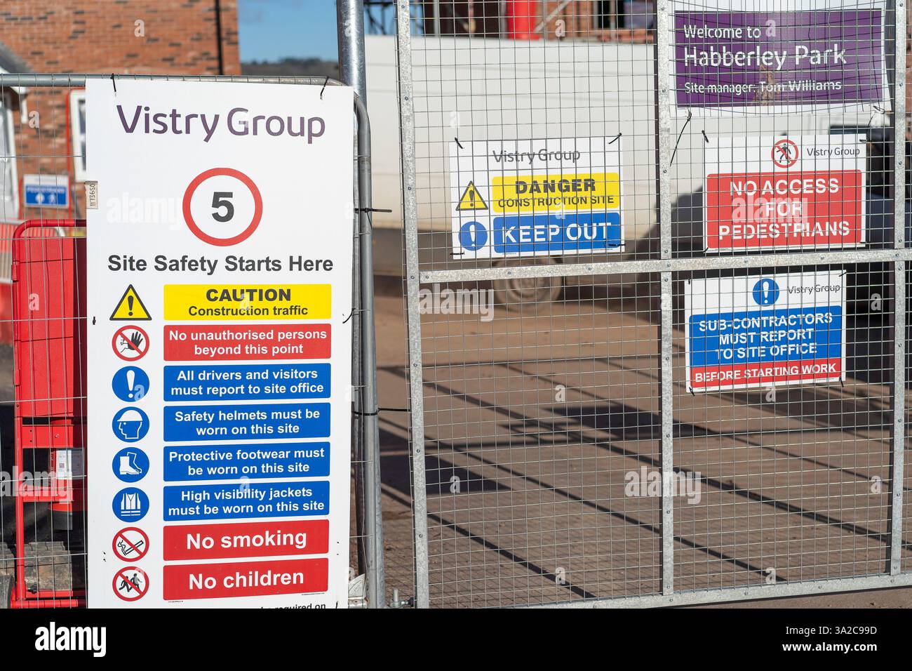 Eingang der Baustelle der Vistry Group. Die Sicherheit der Vistry-Gruppe beginnt hier. Stockfoto