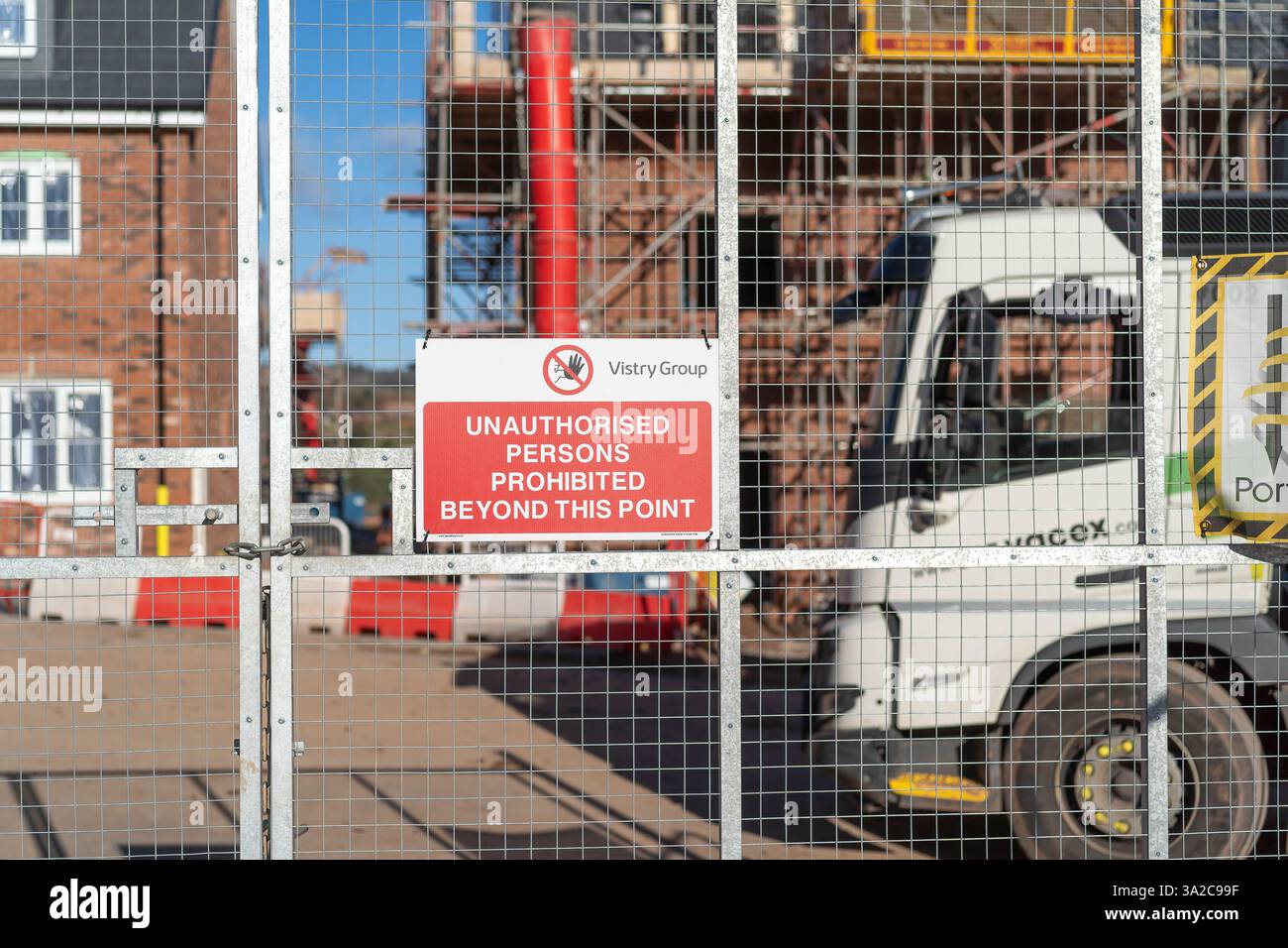 Eingang der Baustelle der Vistry-Gruppe. Am Tor befinden sich Schilder, die erklären, dass unbefugte Personen über diesen Punkt hinaus verboten sind. Es gibt ne Stockfoto