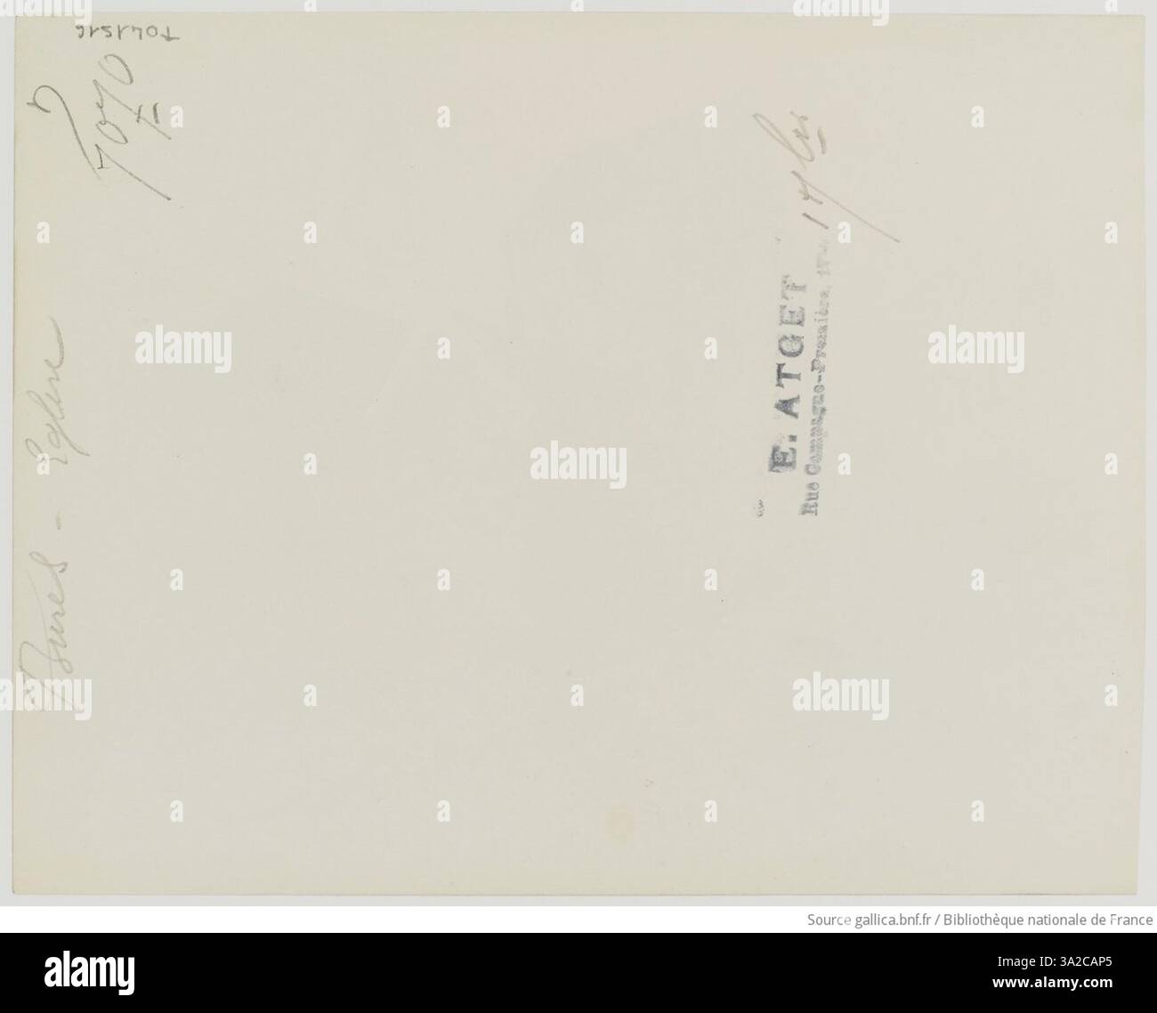 Dieses Bild von Eugène Atget fängt die Kirche von Bures ein und konzentriert sich dabei auf das architektonische Design und die Umgebung des frühen 20. Jahrhunderts. Stockfoto