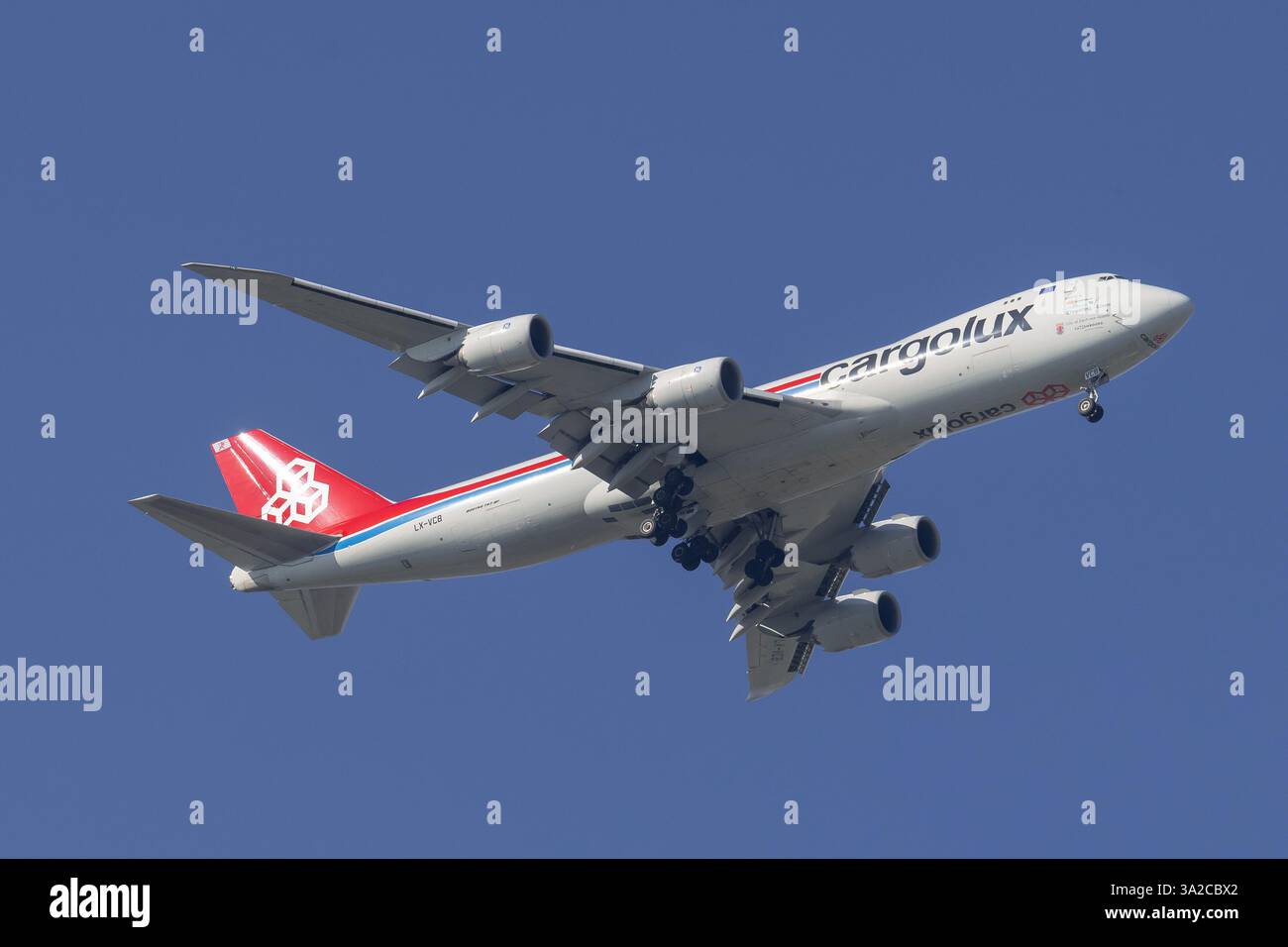 Luxembourg Ville, Luxemburg - Blick auf eine Boeing 747-8 in der letzten Landephase am Flughafen Luxemburg. Stockfoto