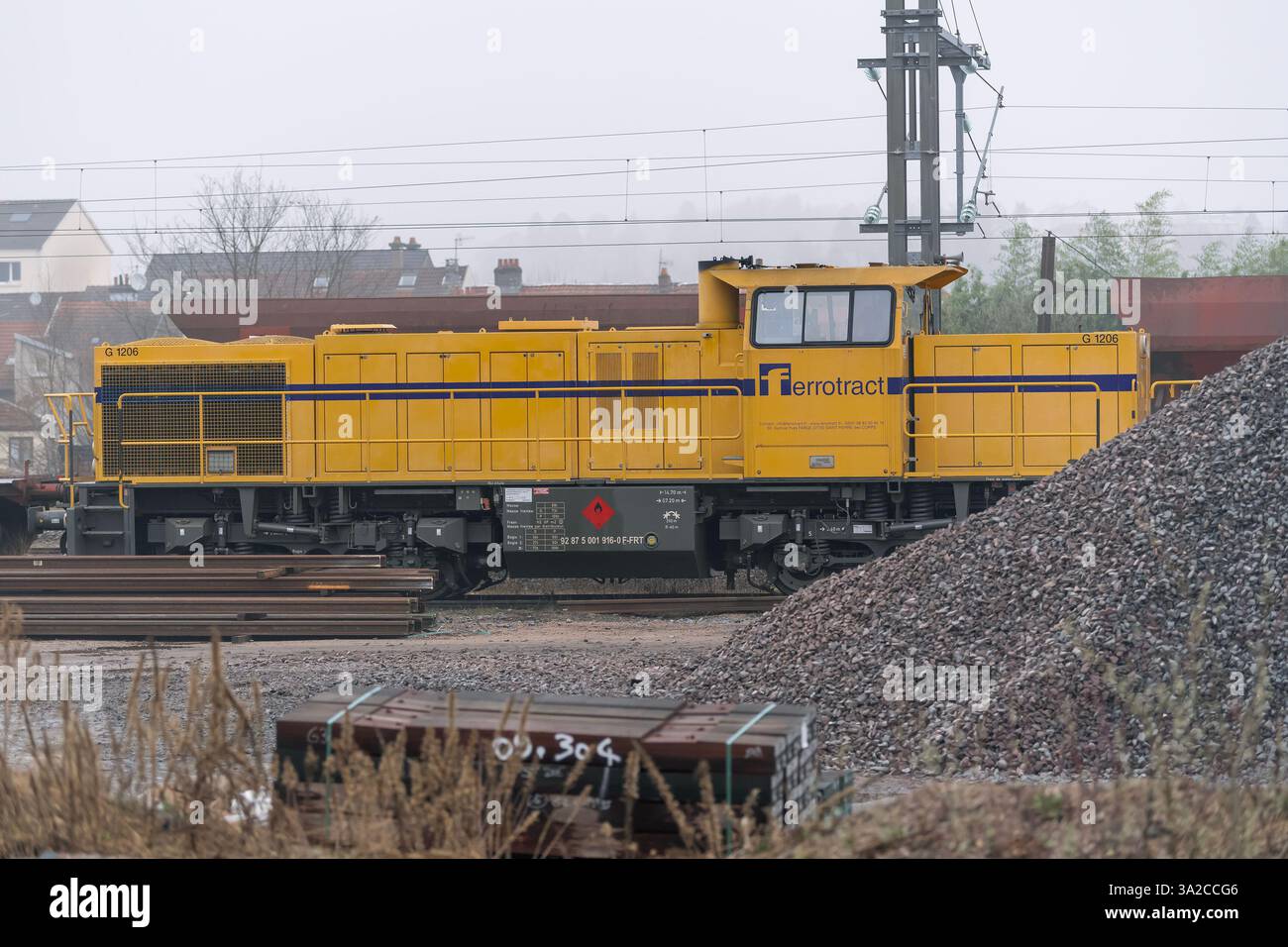 Saint-Dié-des-Vosges, Frankreich - Blick auf ein dieselhydraulisches Vossloh G 1206, das am Bahnhof Saint-Dié-des-Vosges geparkt ist. Stockfoto