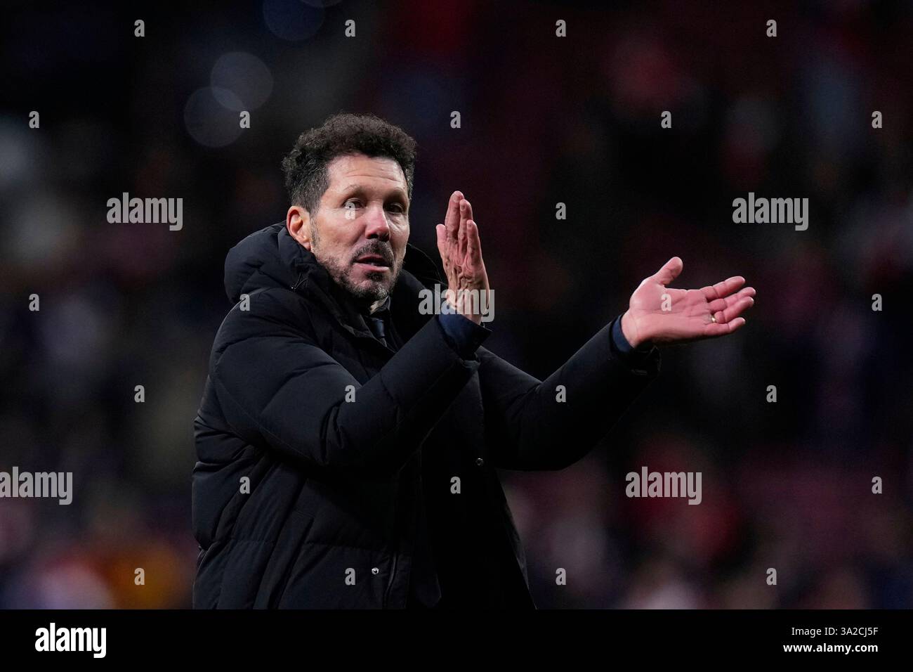 Atletico Madrid's head coach Diego Simeone gestures while players applaud fans at the end of the Champions League round of 16, second leg, soccer match between Atletico Madrid and Real Madrid at the Metropolitano stadium in Madrid, Spain, Wednesday, March 12, 2025. (AP Photo/Manu Fernandez) Stockfoto