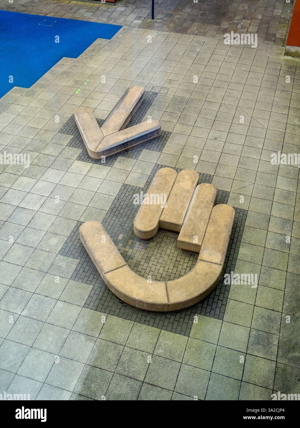 Moderne Sitzplätze im Freien in Form eines Pfeils und einer Hand, von oben gesehen, MK Gallery, Milton Keynes, Großbritannien Stockfoto