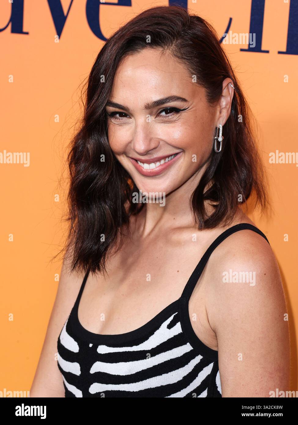 (DATEI) Disney verkleinert die Hollywood-Premiere „Snow White“, während Rachel Zegler und Gal Gadot kontrovers diskutiert werden. BEVERLY HILLS, LOS ANGELES, KALIFORNIEN, USA - 25. OKTOBER: Die israelische Schauspielerin und Model Gal Gadot trägt die Michael Kors Collection mit einer Tyler Ellis Tasche und kommt zur Eröffnung der Veuve Clicquot 250th Anniversary Solaire Culture Exhibition, die am 25. Oktober 2022 im North Rodeo Drive 468 in Beverly Hills, Los Angeles, Kalifornien, USA stattfindet. (Foto: Xavier Collin/Image Press Agency) Stockfoto