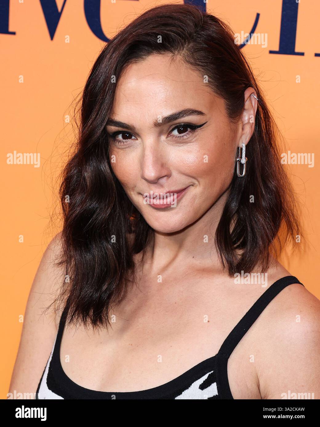 (DATEI) Disney verkleinert die Hollywood-Premiere „Snow White“, während Rachel Zegler und Gal Gadot kontrovers diskutiert werden. BEVERLY HILLS, LOS ANGELES, KALIFORNIEN, USA - 25. OKTOBER: Die israelische Schauspielerin und Model Gal Gadot trägt die Michael Kors Collection mit einer Tyler Ellis Tasche und kommt zur Eröffnung der Veuve Clicquot 250th Anniversary Solaire Culture Exhibition, die am 25. Oktober 2022 im North Rodeo Drive 468 in Beverly Hills, Los Angeles, Kalifornien, USA stattfindet. (Foto: Xavier Collin/Image Press Agency) Stockfoto