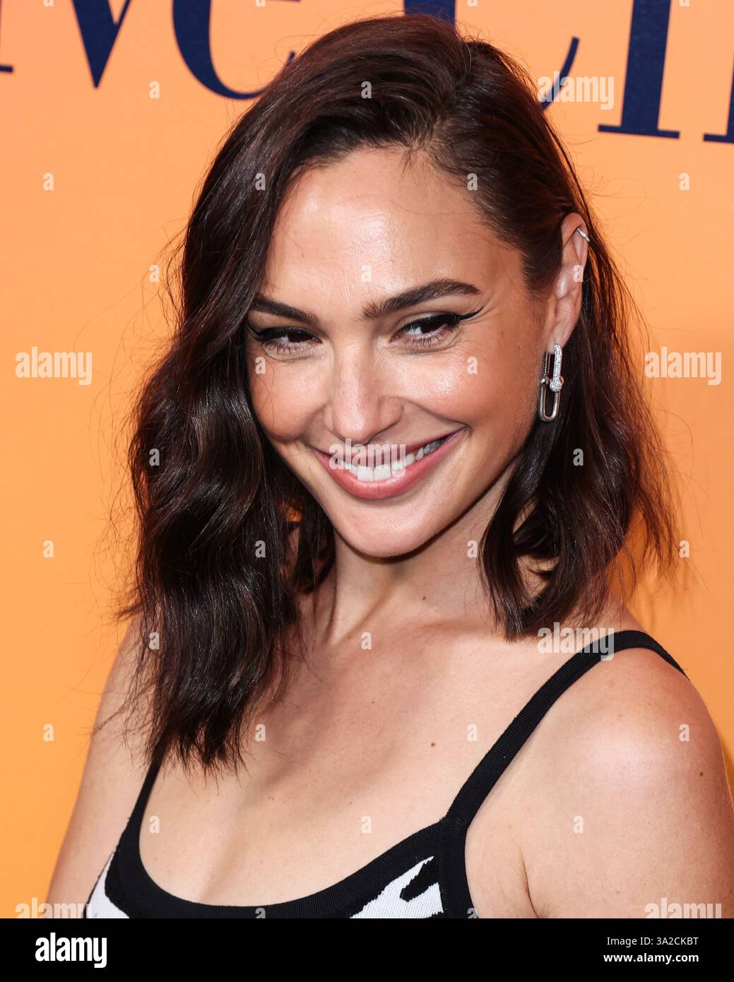 (DATEI) Disney verkleinert die Hollywood-Premiere „Snow White“, während Rachel Zegler und Gal Gadot kontrovers diskutiert werden. BEVERLY HILLS, LOS ANGELES, KALIFORNIEN, USA - 25. OKTOBER: Die israelische Schauspielerin und Model Gal Gadot trägt die Michael Kors Collection mit einer Tyler Ellis Tasche und kommt zur Eröffnung der Veuve Clicquot 250th Anniversary Solaire Culture Exhibition, die am 25. Oktober 2022 im North Rodeo Drive 468 in Beverly Hills, Los Angeles, Kalifornien, USA stattfindet. (Foto: Xavier Collin/Image Press Agency) Stockfoto