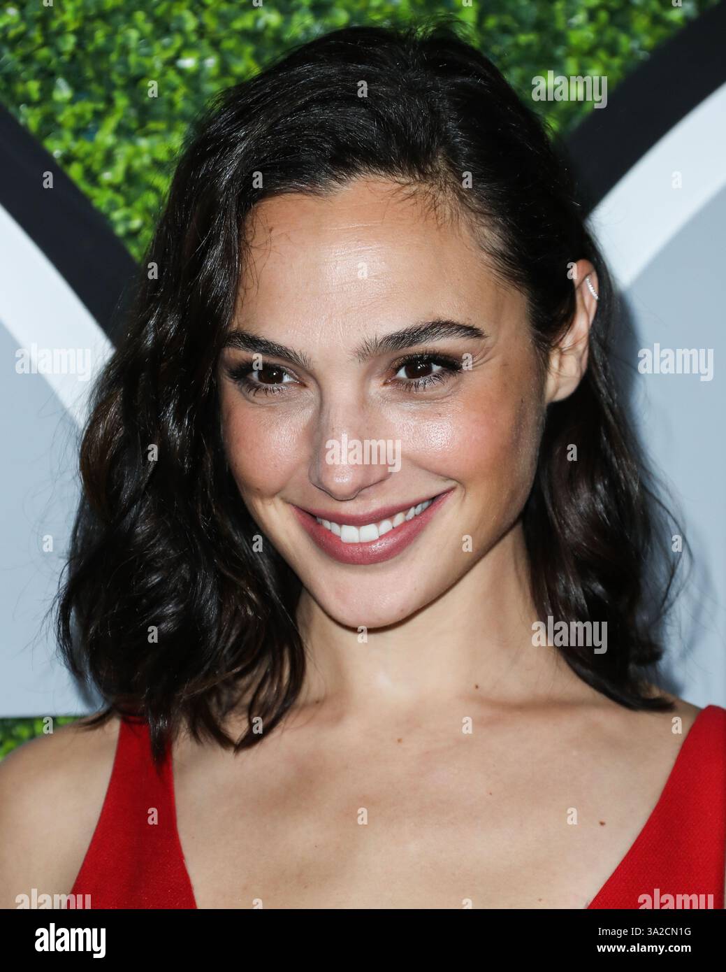 (DATEI) Disney verkleinert die Hollywood-Premiere „Snow White“, während Rachel Zegler und Gal Gadot kontrovers diskutiert werden. WEST HOLLYWOOD, LOS ANGELES, KALIFORNIEN, USA – 7. DEZEMBER: Die israelische Schauspielerin und Model Gal Gadot in einem Christian Dior Kleid kommt zur GQ Men of the Year Party 2017, die am 7. Dezember 2017 im Chateau Marmont in West Hollywood, Los Angeles, Kalifornien, USA stattfindet. (Foto: Xavier Collin/Image Press Agency) Stockfoto