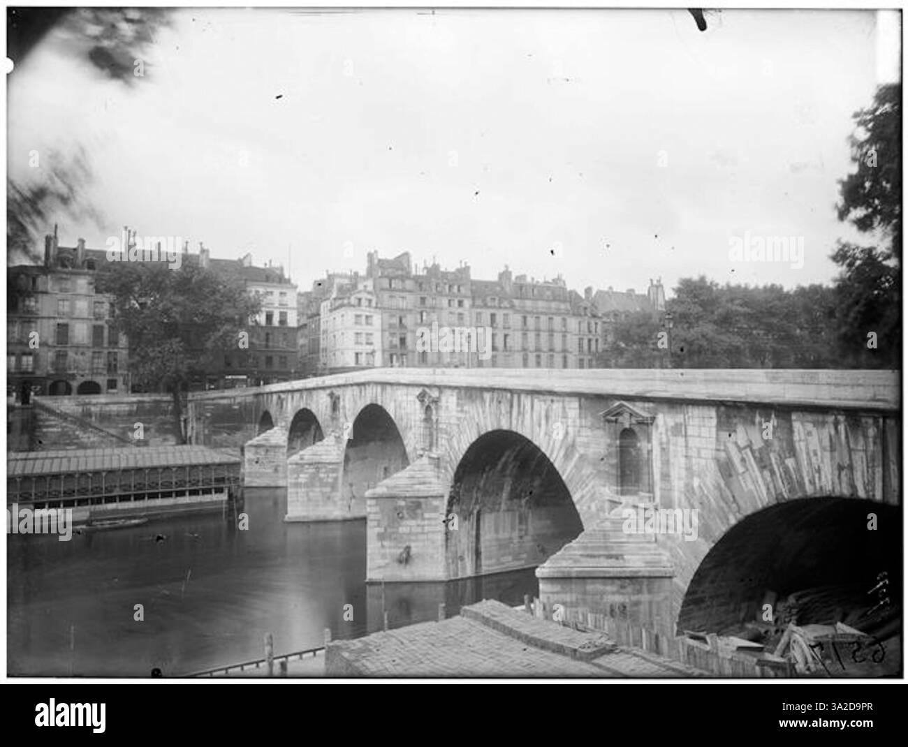 Dieses Foto von Eugène Atget aus dem Jahr 1910 zeigt die Bögen der Pont Marie, eine der berühmten Brücken von Paris, und hebt deren Architektur und Reflexion im Fluss hervor. Stockfoto
