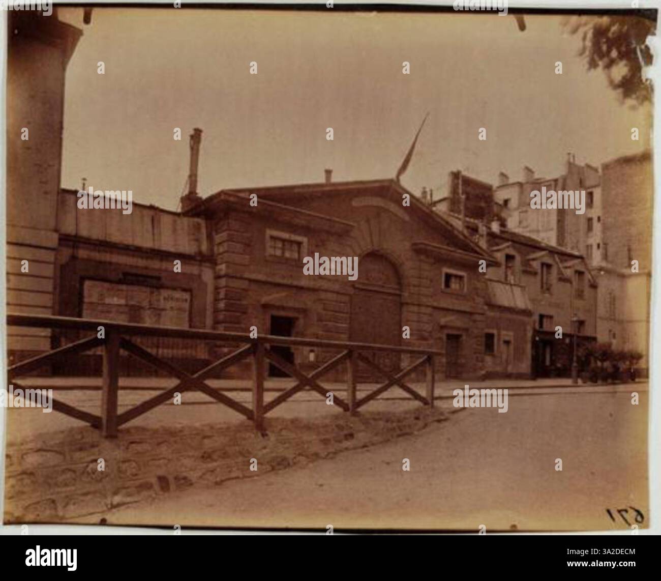 Eugène Atgets Foto von Hopital Ricord am Boulevard du Port Royal zeigt das Äußere dieses historischen Krankenhauses in Paris. Das Bild konzentriert sich auf die architektonische Struktur, wobei das klassische Design des Gebäudes und die umliegende städtische Umgebung erfasst werden. Stockfoto