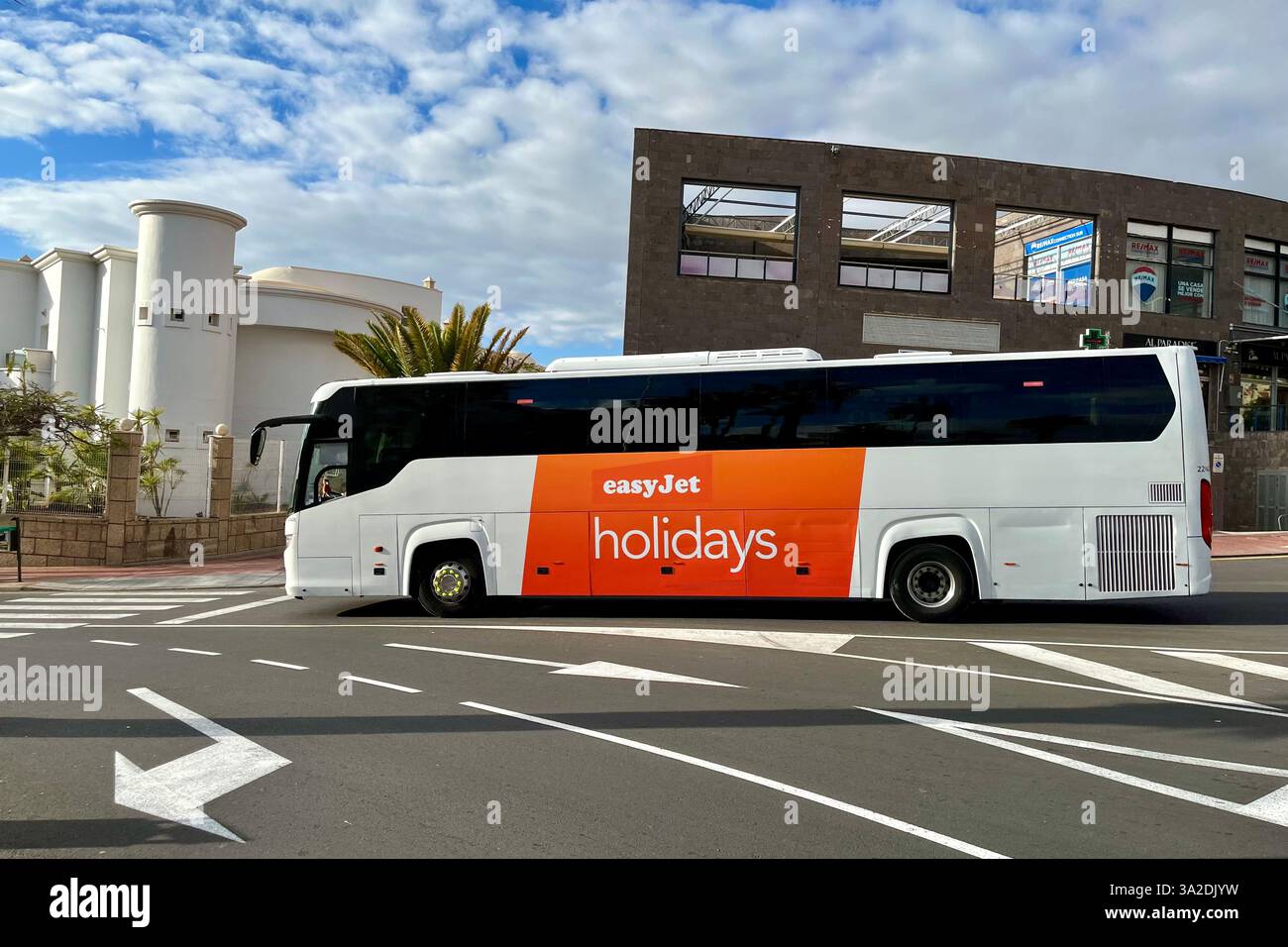 Ein EasyJet Holidays Bus fährt durch Costa Adeje. Teneriffa, Kanarische Inseln, Spanien. Februar 2025. - Smartphone-aufgenommenes Stockfoto