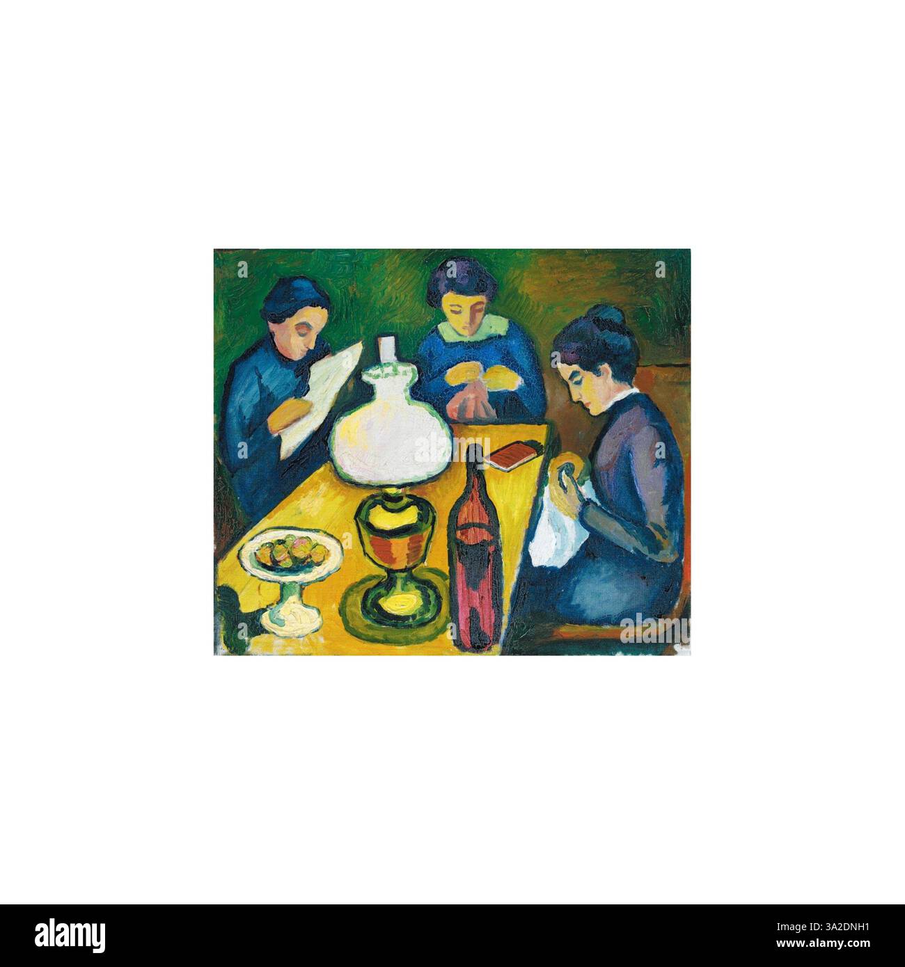 Drei Frauen am Tisch bei der Lampe von August Macke zeigt drei Frauen, die an einem Tisch unter einer Lampe sitzen. Das Stück verwendet kräftige Farben und weiche Linien, um eine intime Szene zu schaffen. Stockfoto