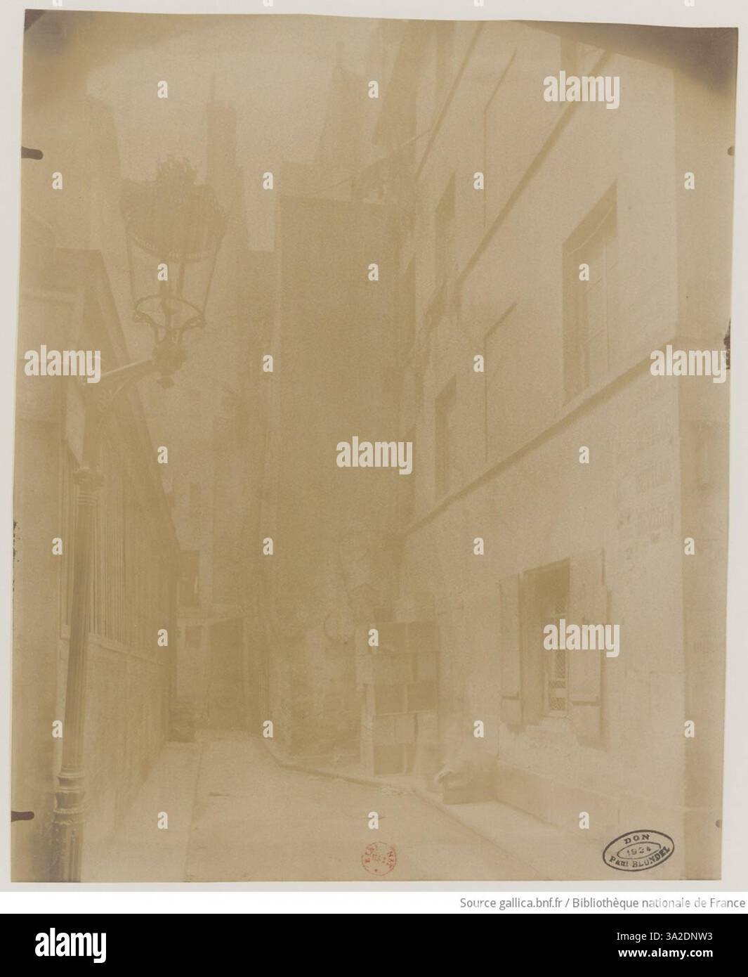 Eugène Atget fotografiert vom Mai 1899 die Architektur der Impasse de la Baudroirie und der Rue de Venise in Paris. Das Bild zeigt die historische Stadtlandschaft von Paris in Schwarz-weiß. Stockfoto