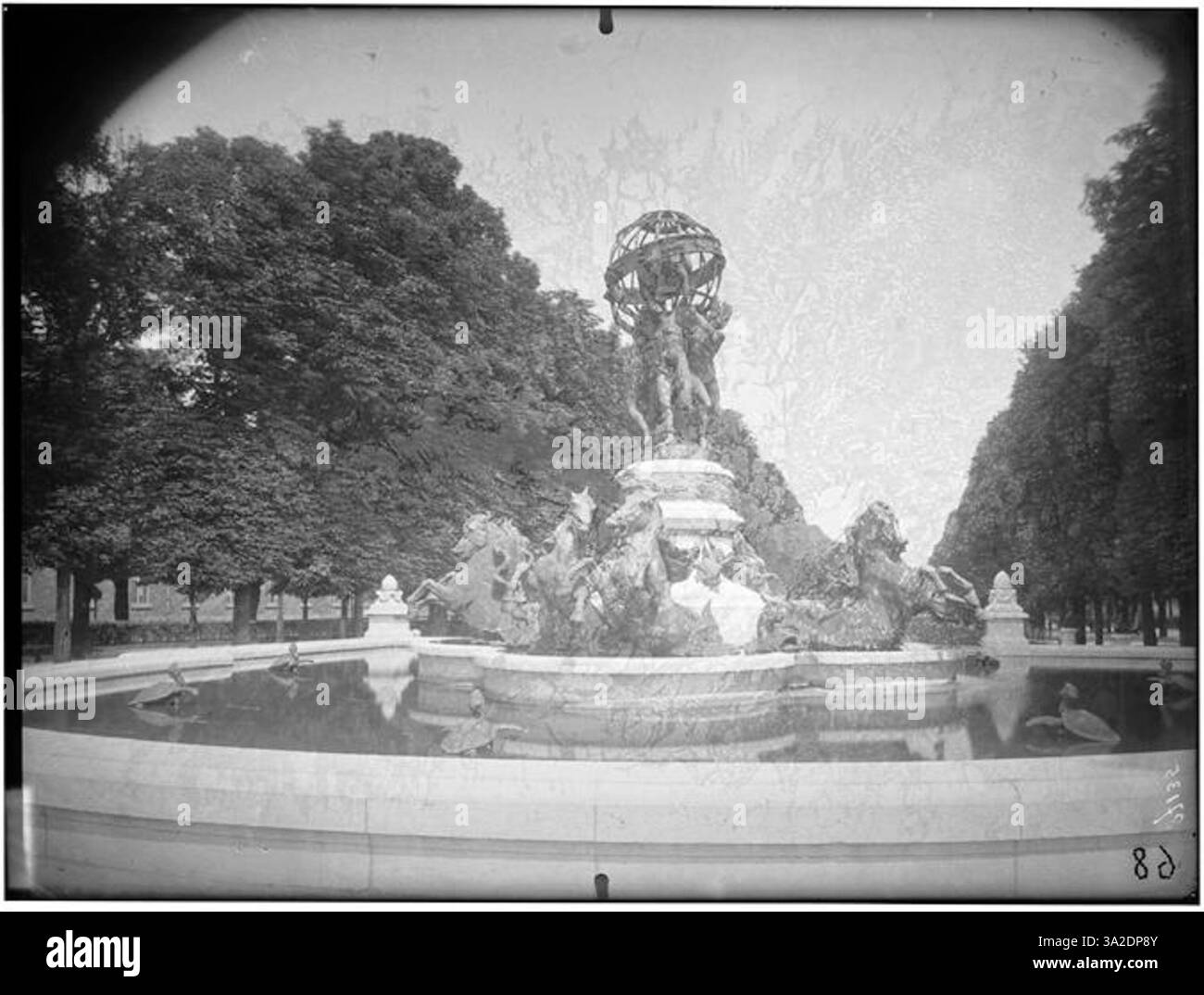Dieses Bild von Eugène Atget aus dem Jahr 1910 zeigt die Fontaine du Jardin de l'Observatoire in einem öffentlichen Park in Paris und zeigt ihr klassisches Design. Stockfoto