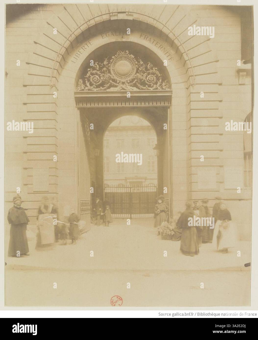 Eugène Atgets Fotografie des Hôtel Beaujon in der Rue Saint-Honoré 208 zeigt die architektonischen Details des Gebäudes. Das Bild spiegelt den historischen Kontext der Pariser medizinischen Einrichtungen im frühen 20. Jahrhundert wider. Stockfoto