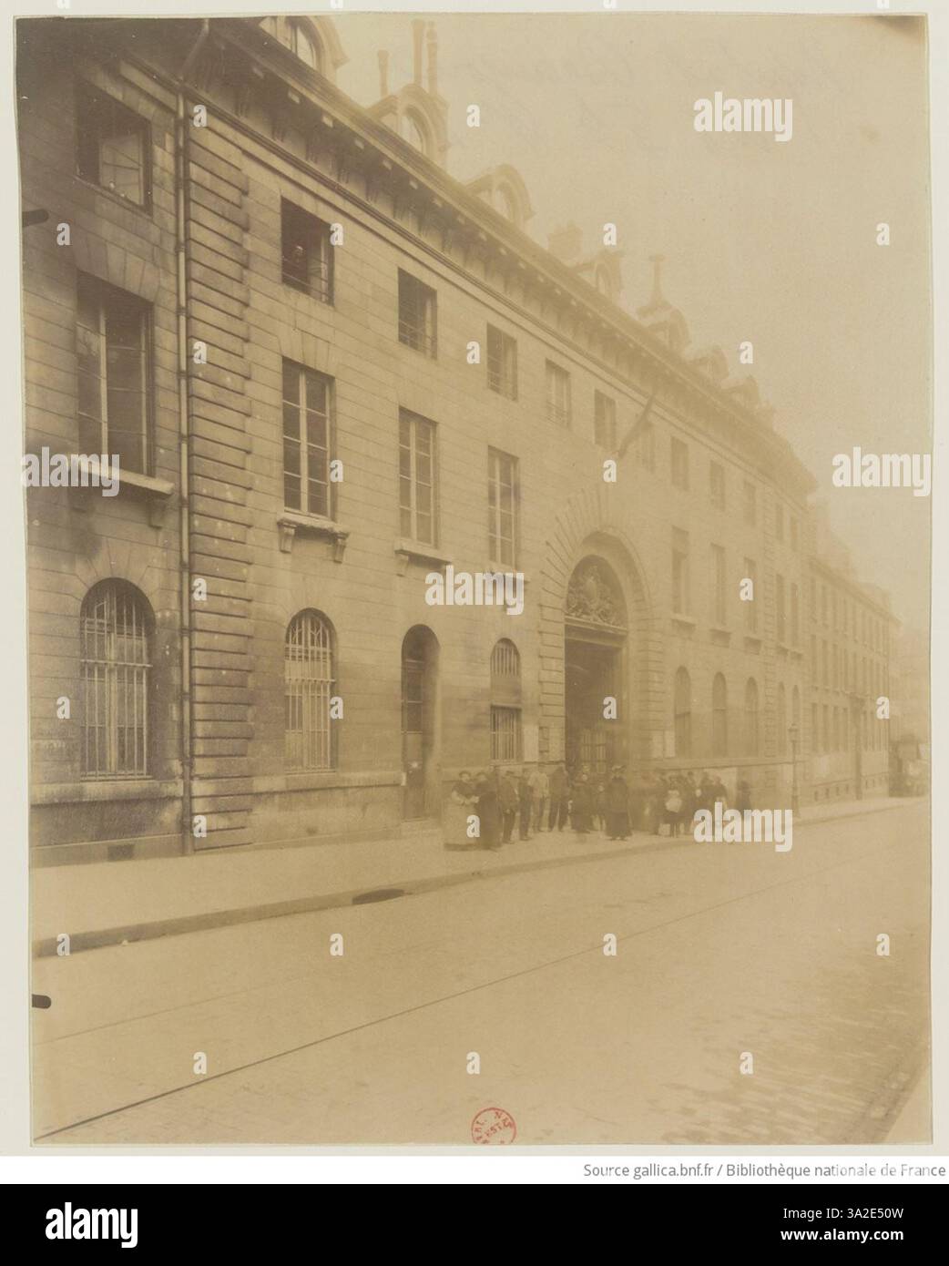 Das Foto von Eugène Atget zeigt das Hôpital Beaujon in der 208 Fbg St-Honoré. Der Schwerpunkt liegt auf der Außengestaltung des Krankenhauses und seiner Platzierung in der umliegenden städtischen Umgebung. Stockfoto