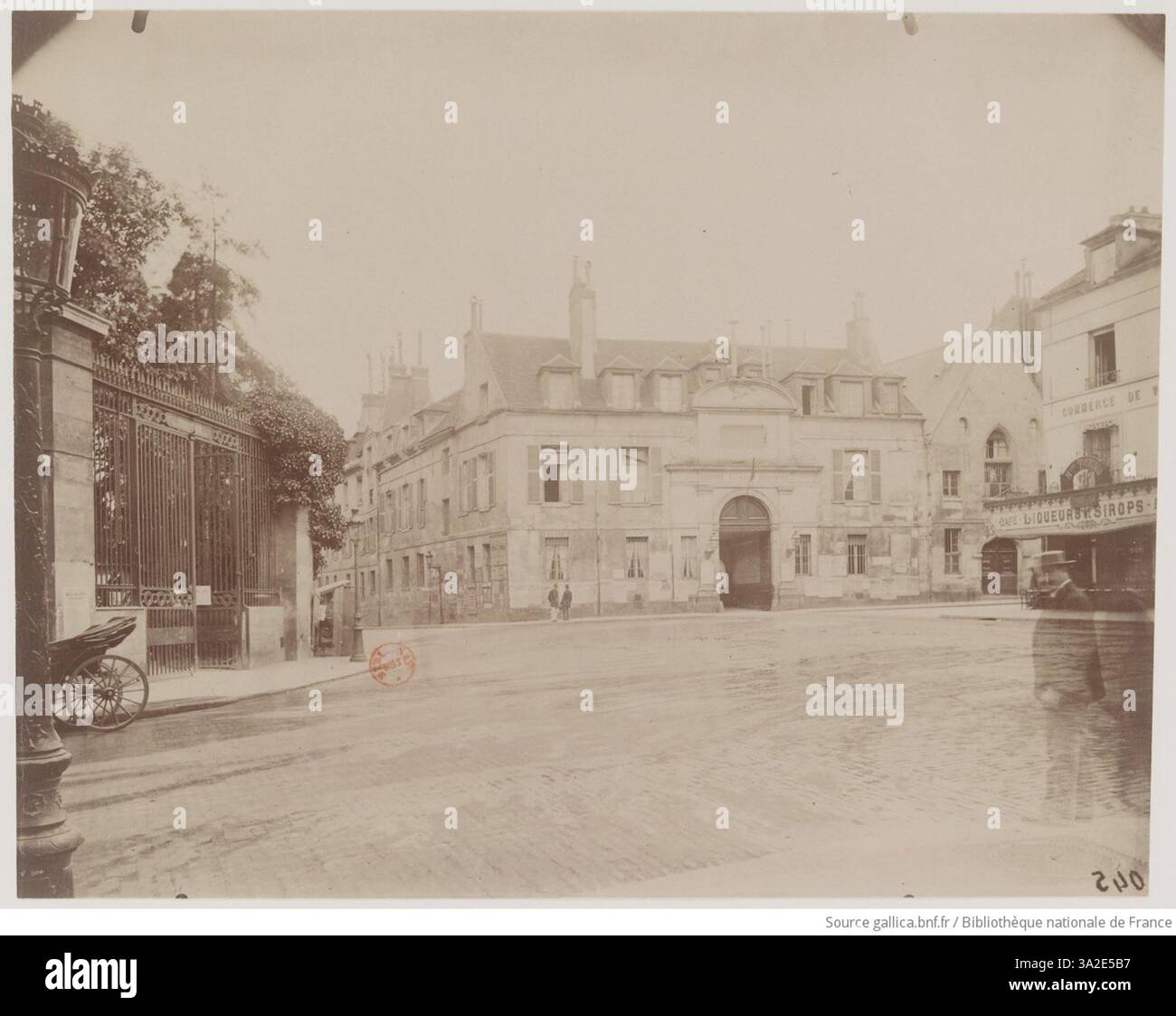 Dieses Foto von Eugène Atget zeigt das Hôpital de la Pitié in Paris und unterstreicht die Fassade des Krankenhauses und seine historische Bedeutung in der Architektur der Stadt. Stockfoto